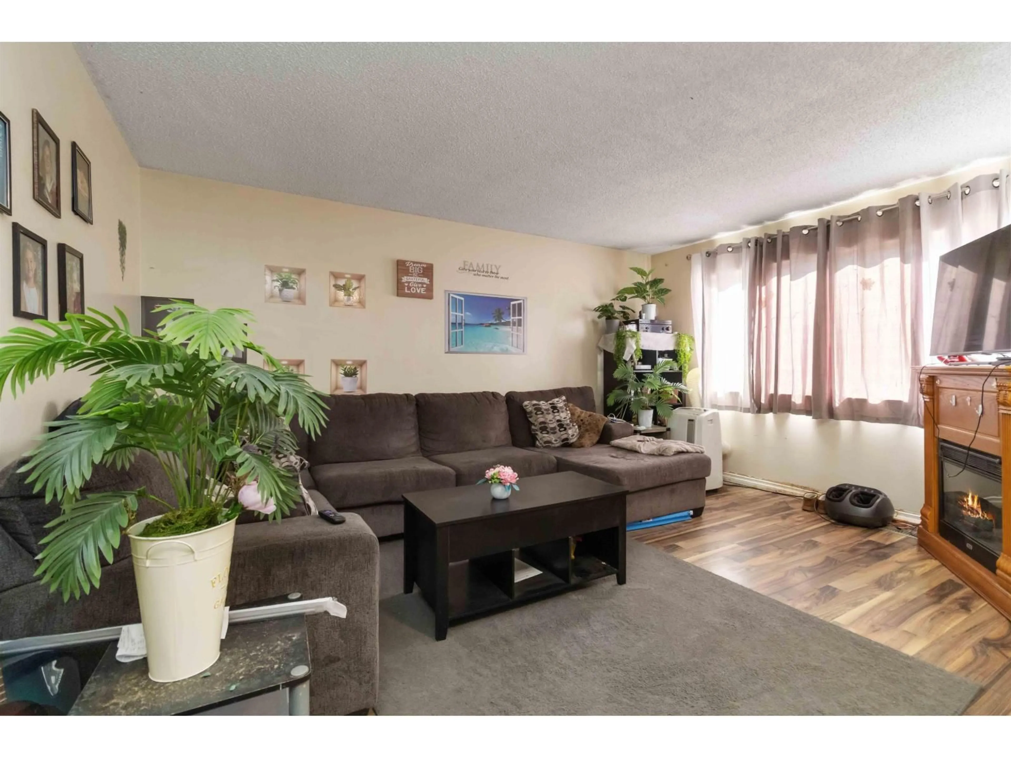 Living room with furniture, wood/laminate floor for 32369 GREBE, Mission British Columbia V2V4Z2