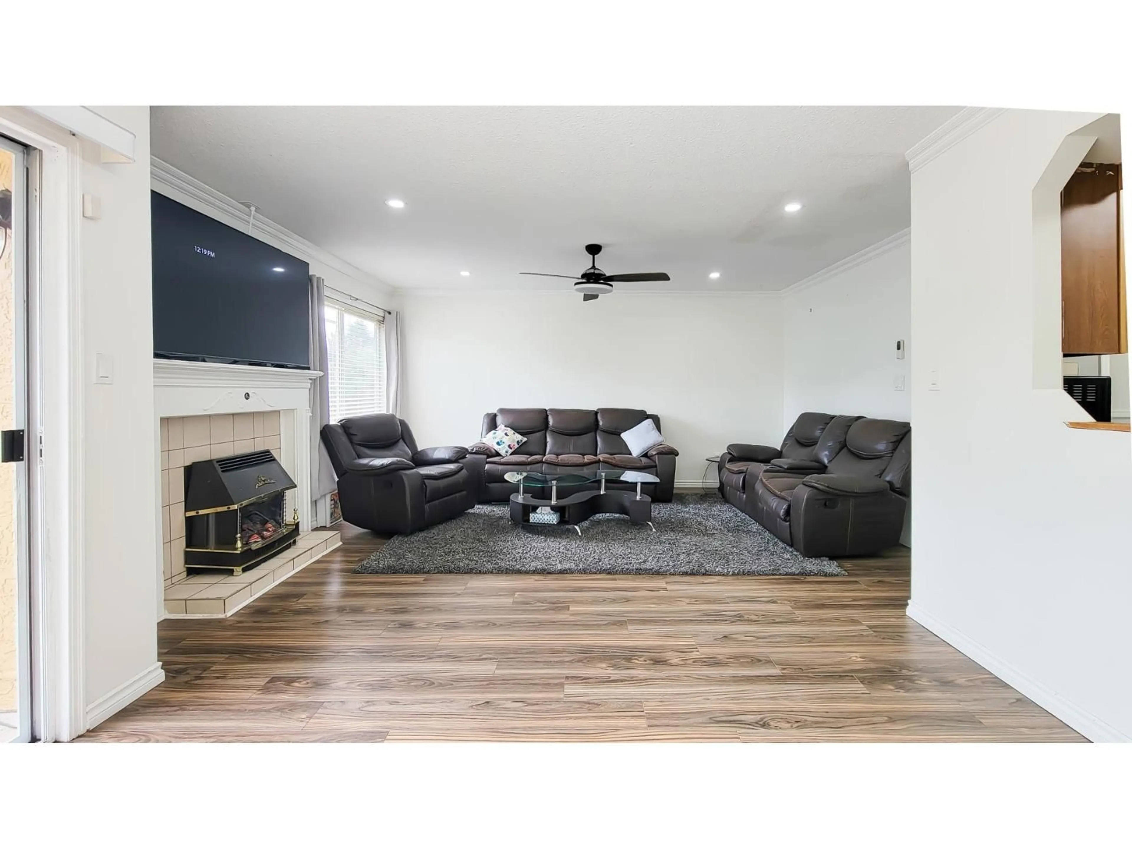 Living room with furniture, wood/laminate floor for 9 - 2952 NELSON, Abbotsford British Columbia V2S7G2