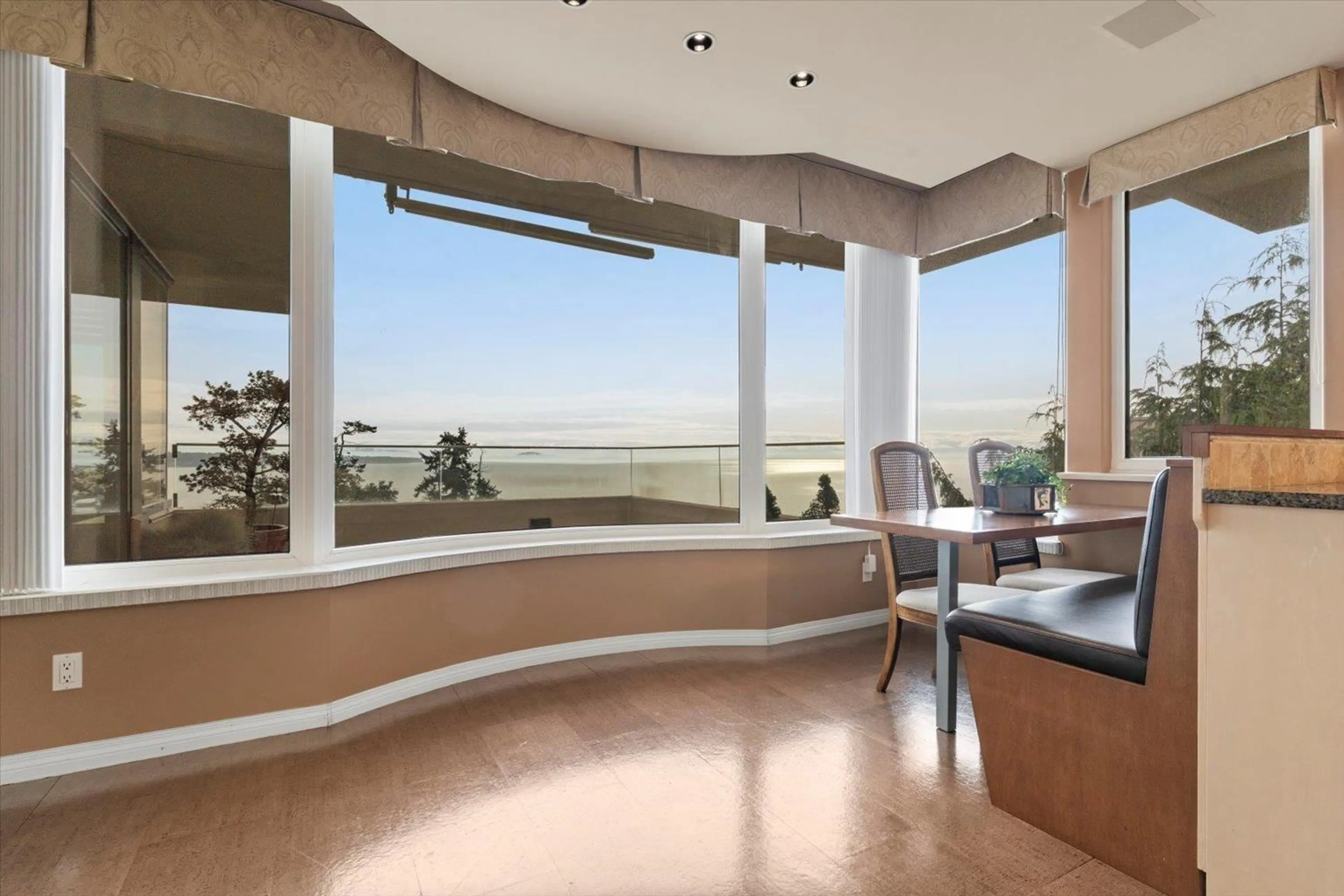 Unknown for 301 - 15050 PROSPECT, White Rock British Columbia V4B2B4