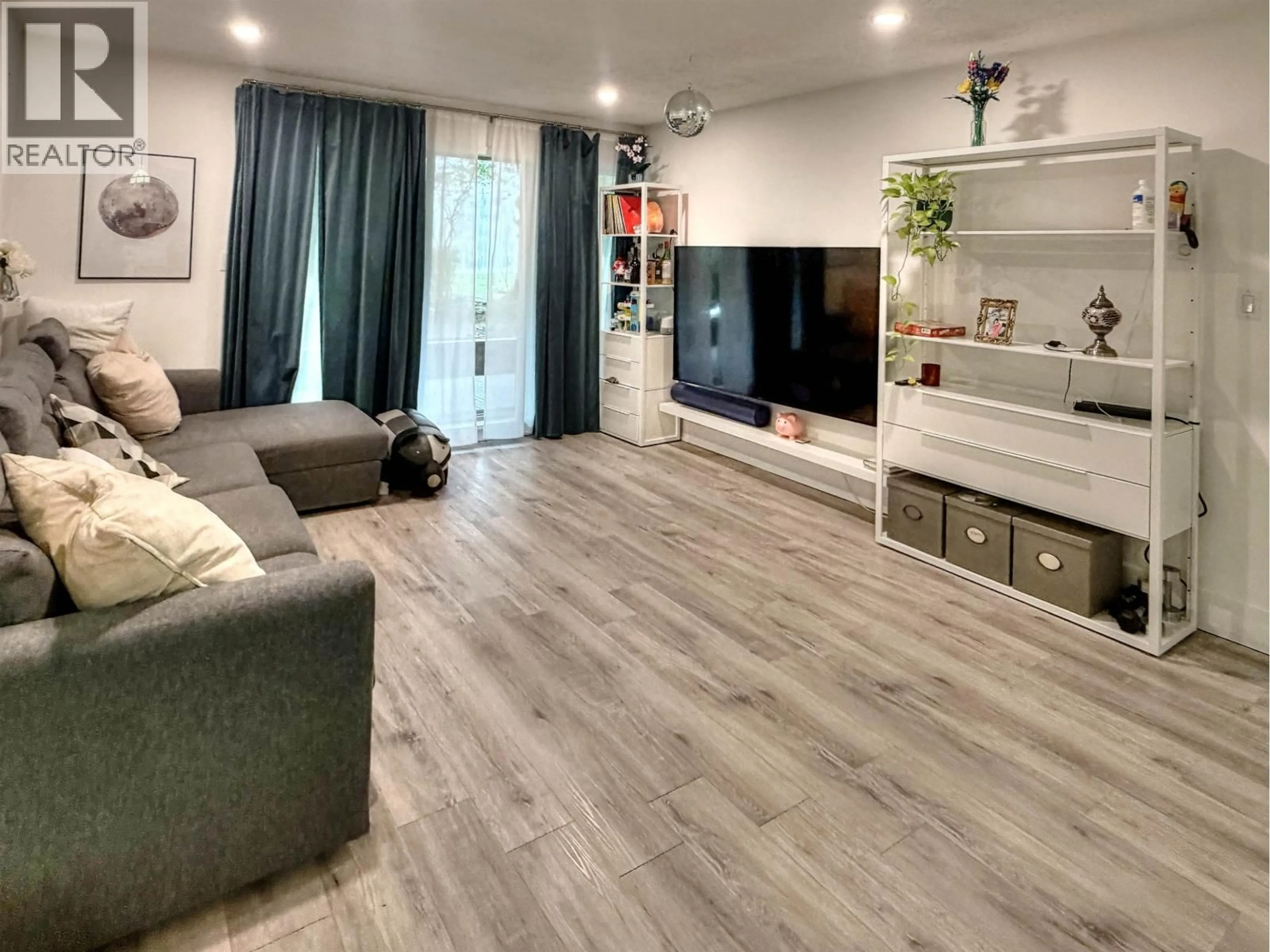 Living room with furniture, wood/laminate floor for 218 - 9857 MANCHESTER DRIVE, Burnaby British Columbia V3N4P5