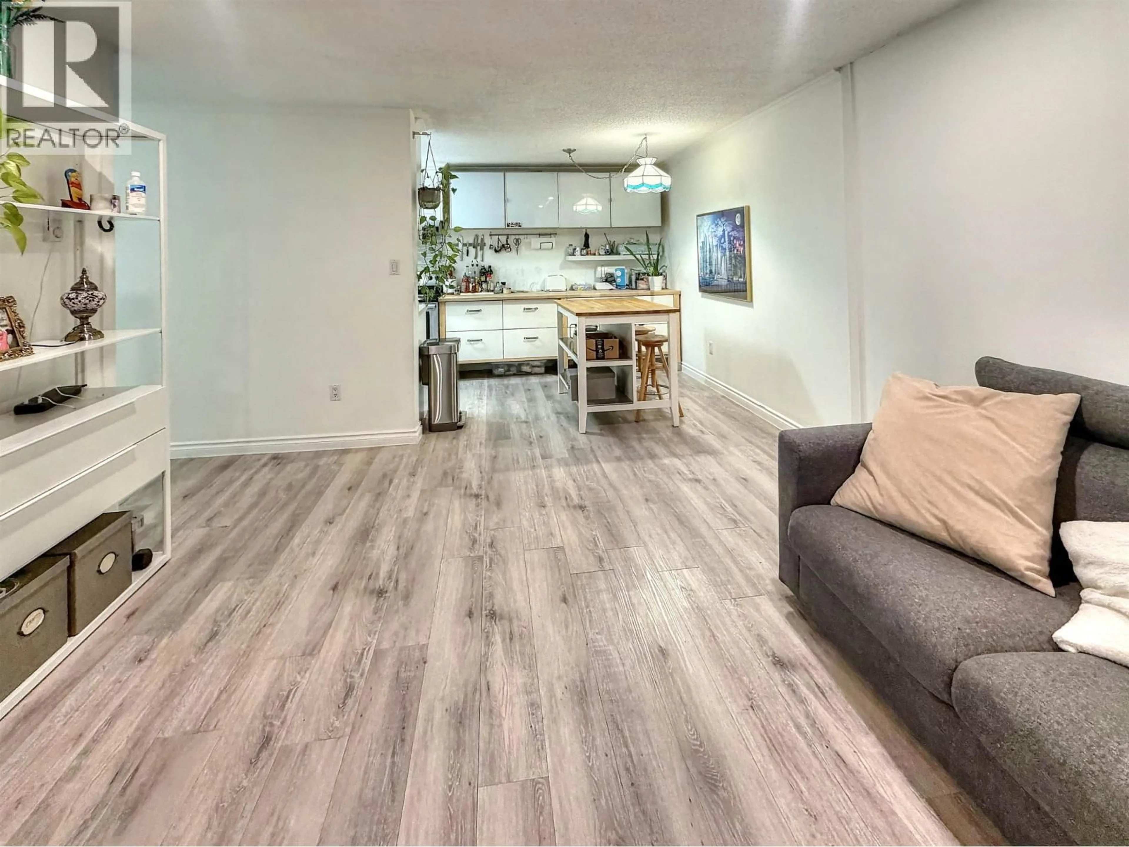 Living room with furniture, wood/laminate floor for 218 - 9857 MANCHESTER DRIVE, Burnaby British Columbia V3N4P5