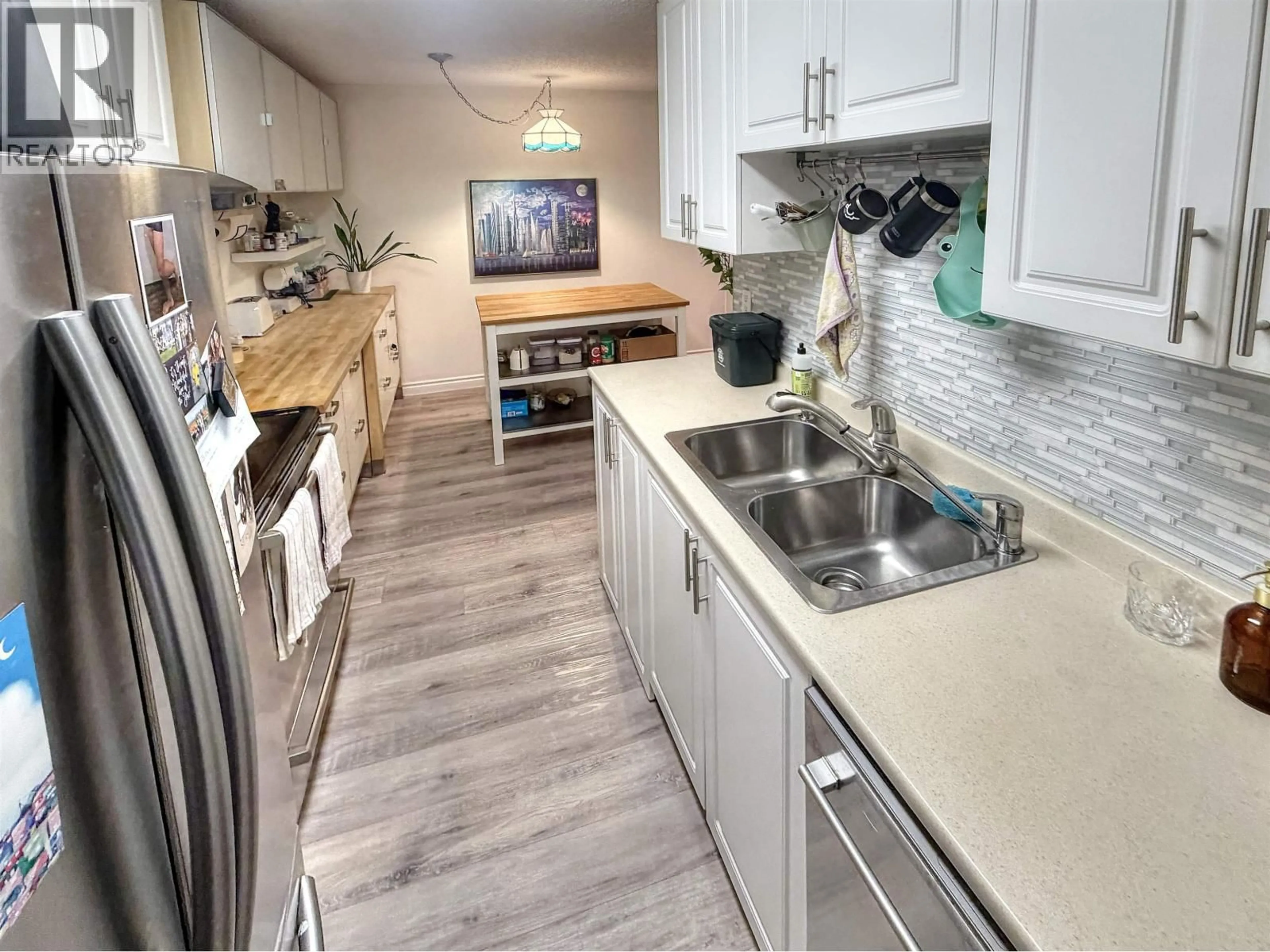Open concept kitchen, ceramic/tile floor for 218 - 9857 MANCHESTER DRIVE, Burnaby British Columbia V3N4P5