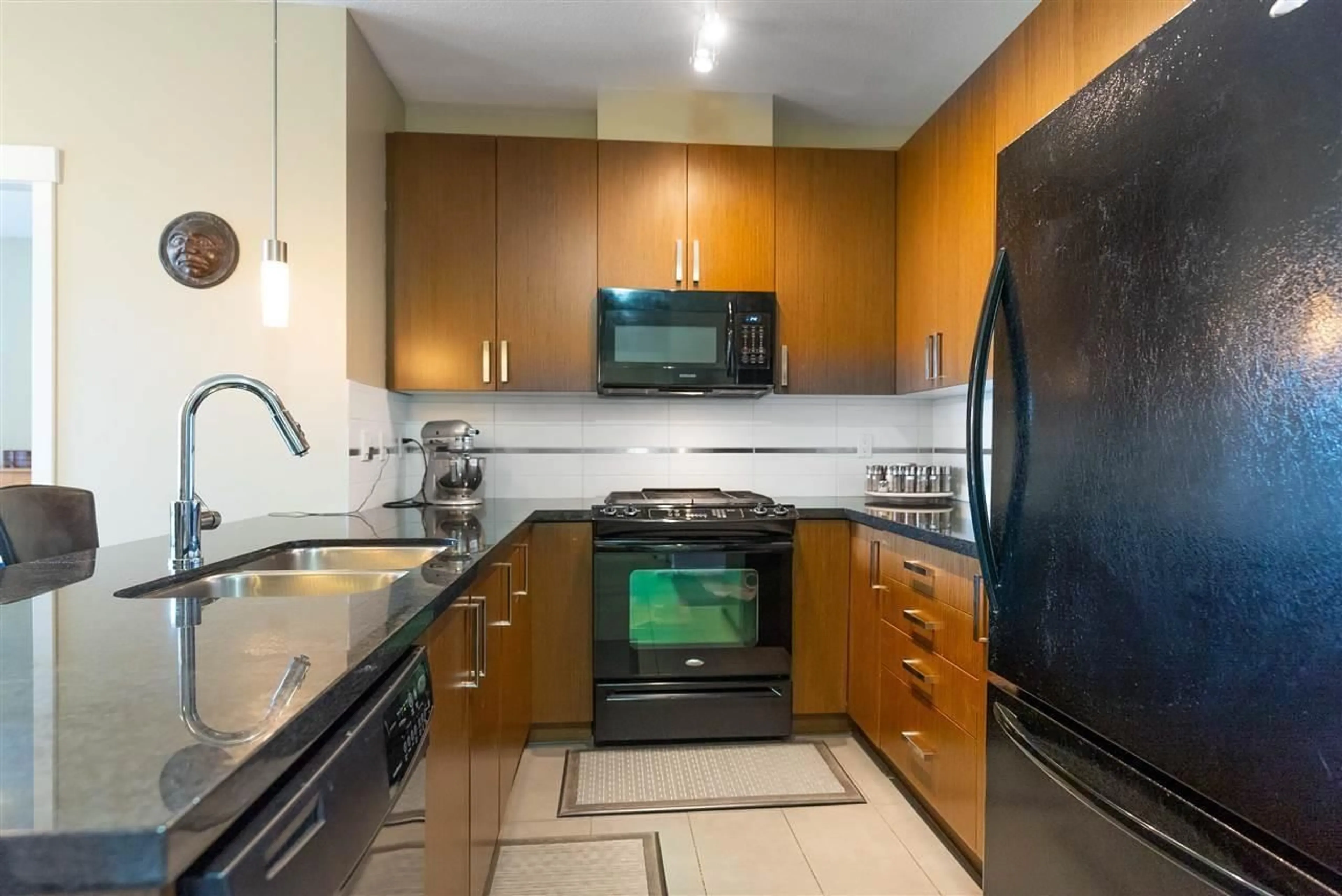Standard kitchen, unknown for 319 - 15988 26, Surrey British Columbia V3Z5K3