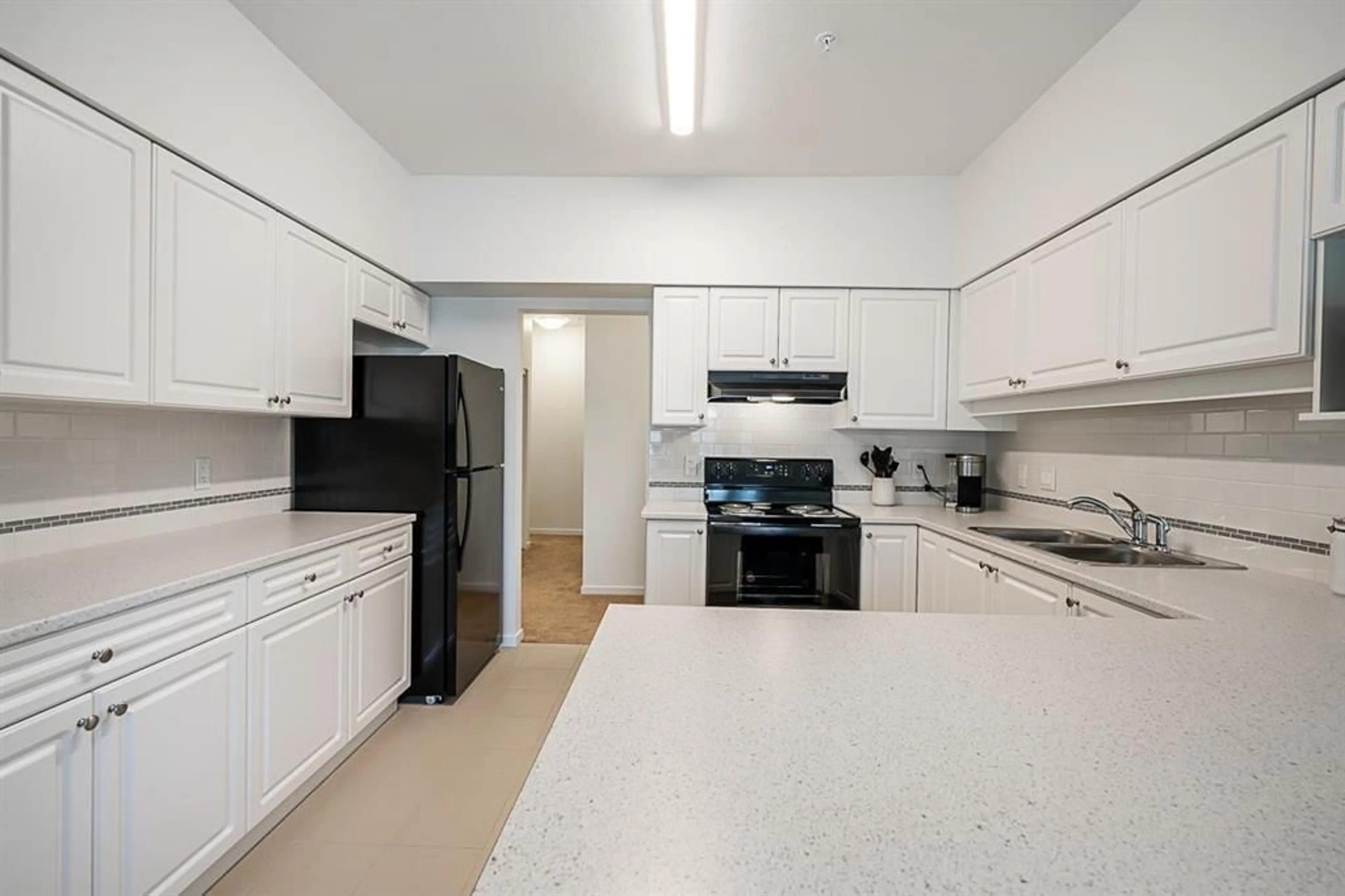 Standard kitchen, unknown for 202 - 13911 70, Surrey British Columbia V3W6B4