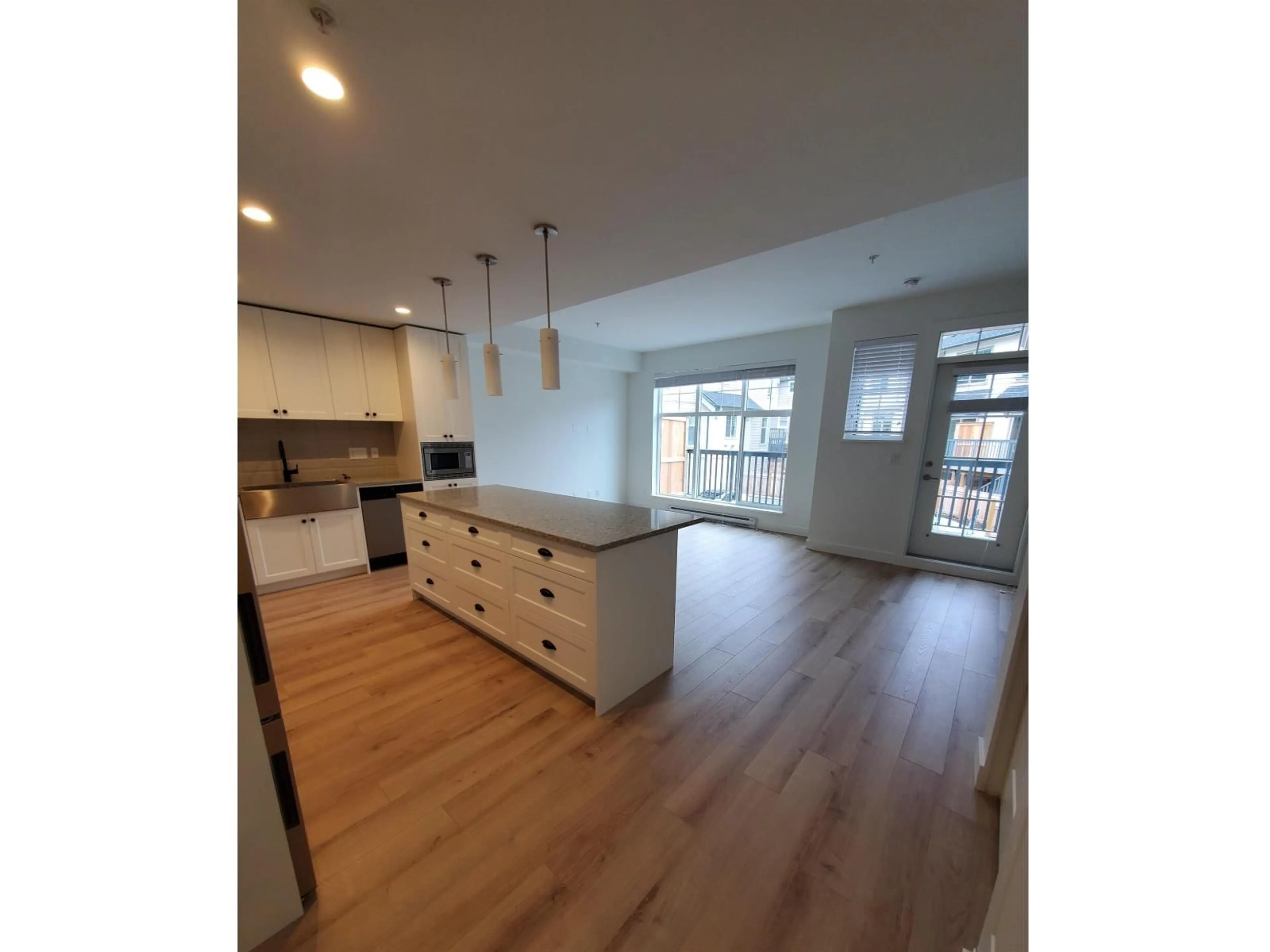 Open concept kitchen, wood/laminate floor for 75 - 20487 65, Langley British Columbia V2Y3K8