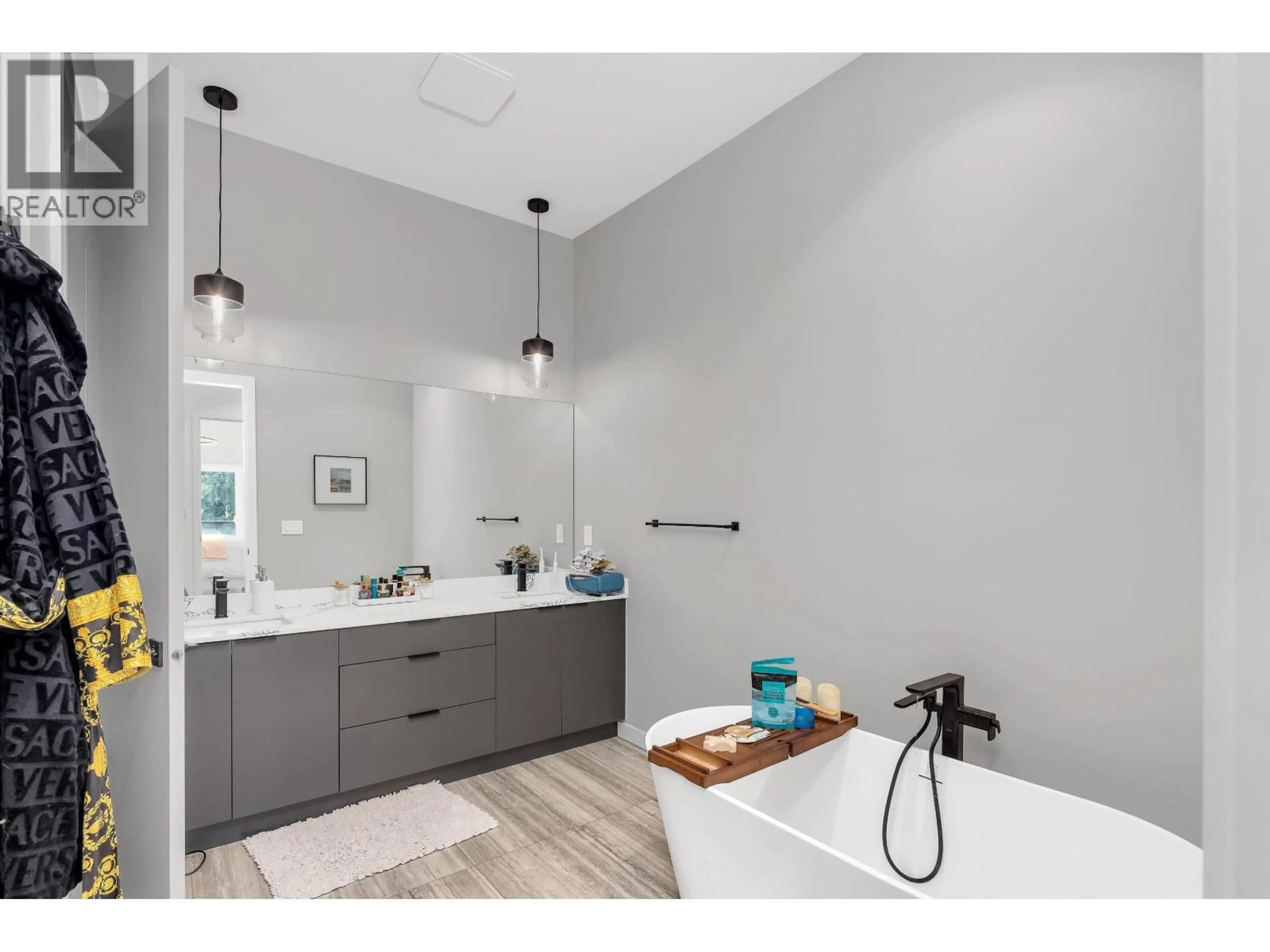 Contemporary bathroom, ceramic/tile floor for 41727 GOVERNMENT ROAD, Squamish British Columbia V0N1H0