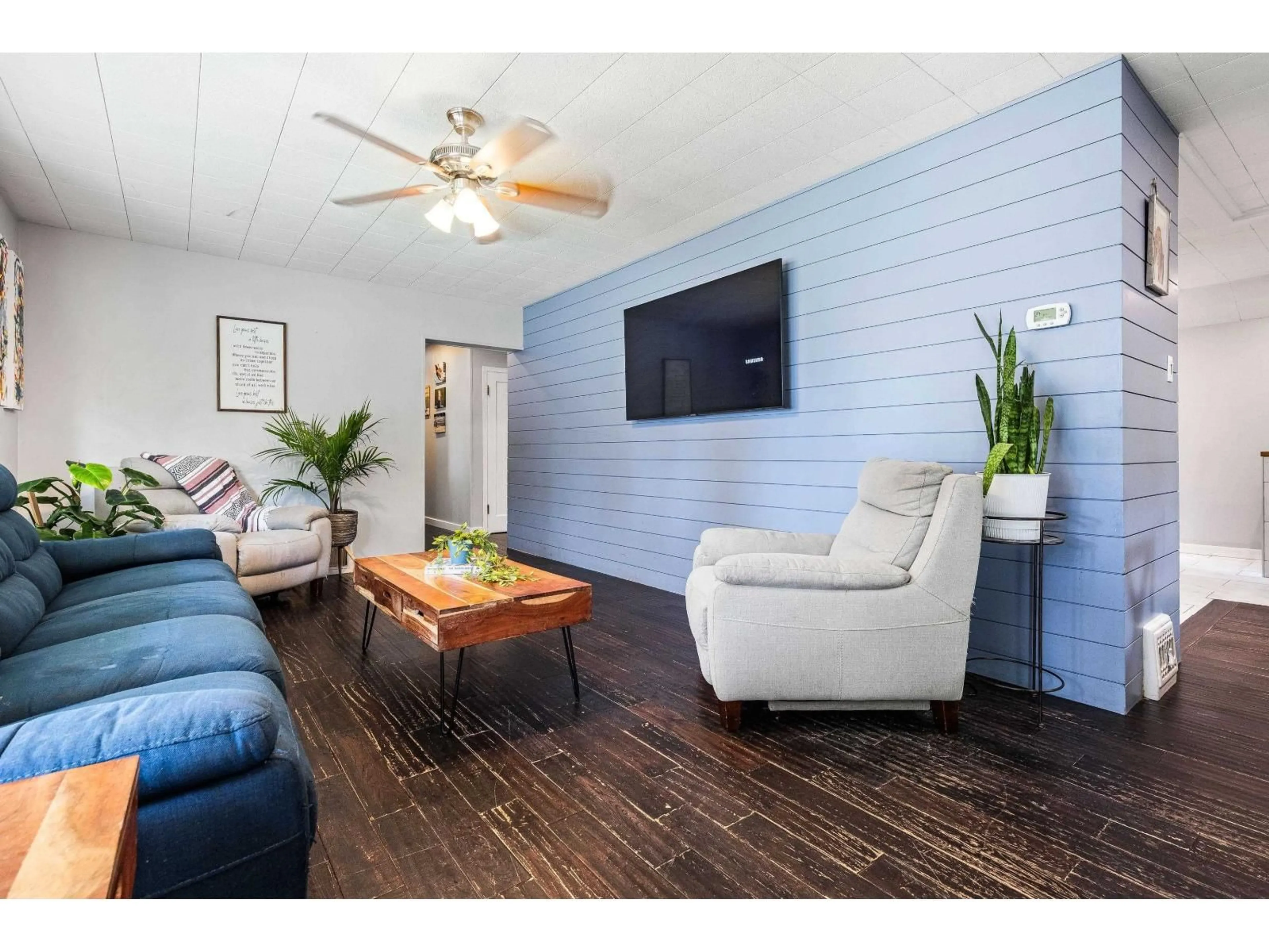 Living room with furniture, wood/laminate floor for 45410 PARK DRIVE, Chilliwack British Columbia V2P1G2