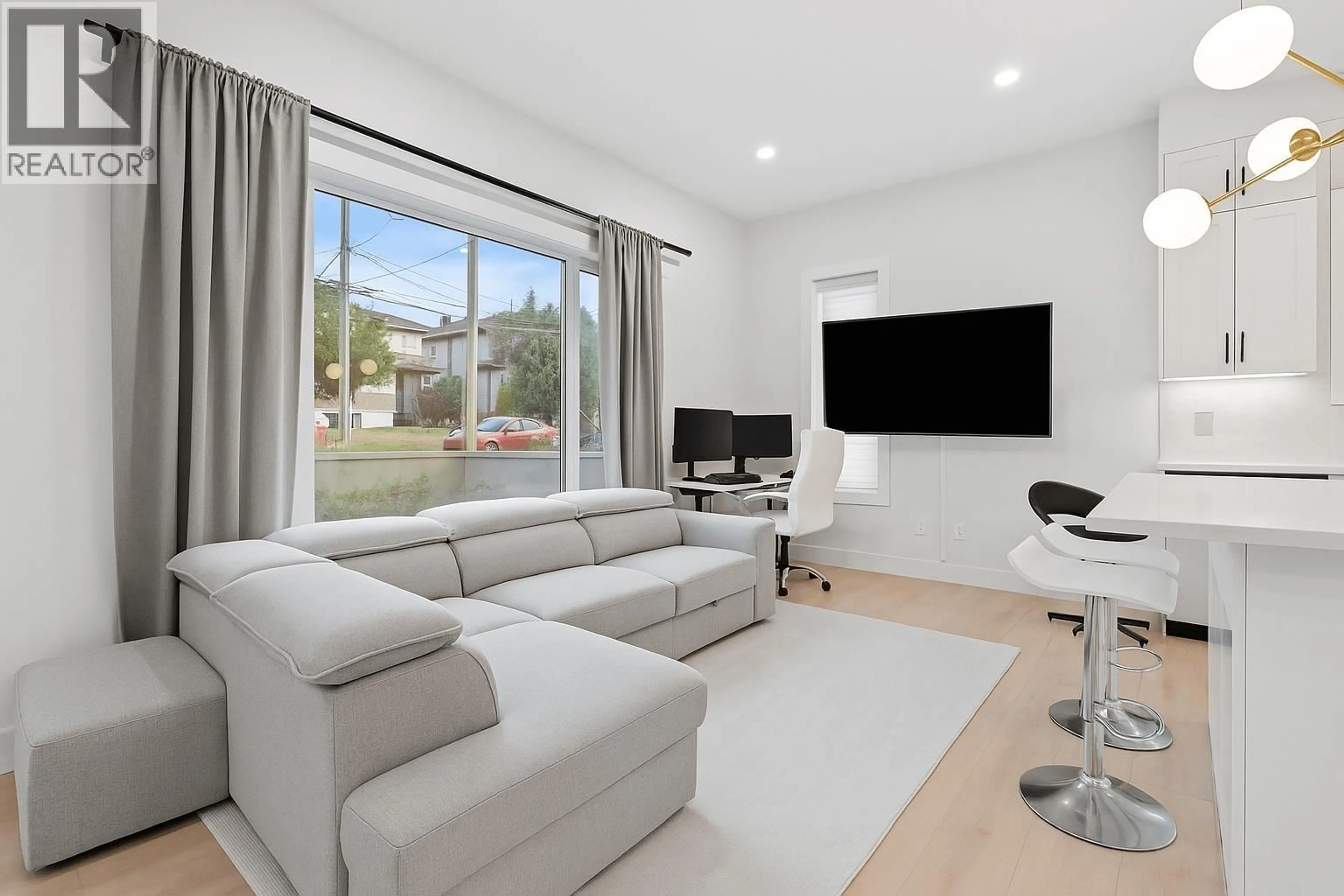 Living room with furniture, unknown for 5499 MANOR STREET, Burnaby British Columbia V5G1B6