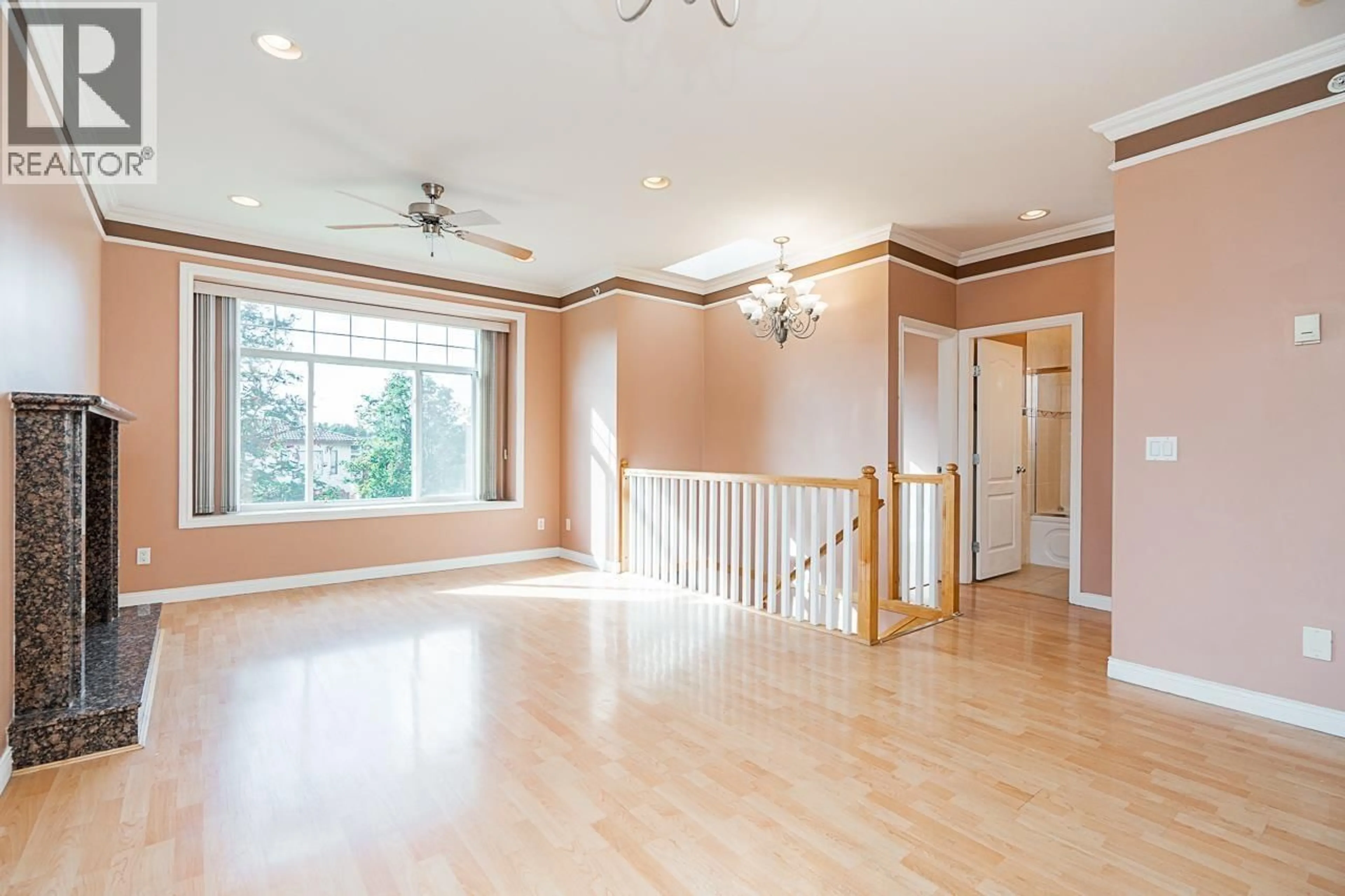 Indoor foyer for 2887 GEORGIA STREET, Vancouver British Columbia V5K2K3