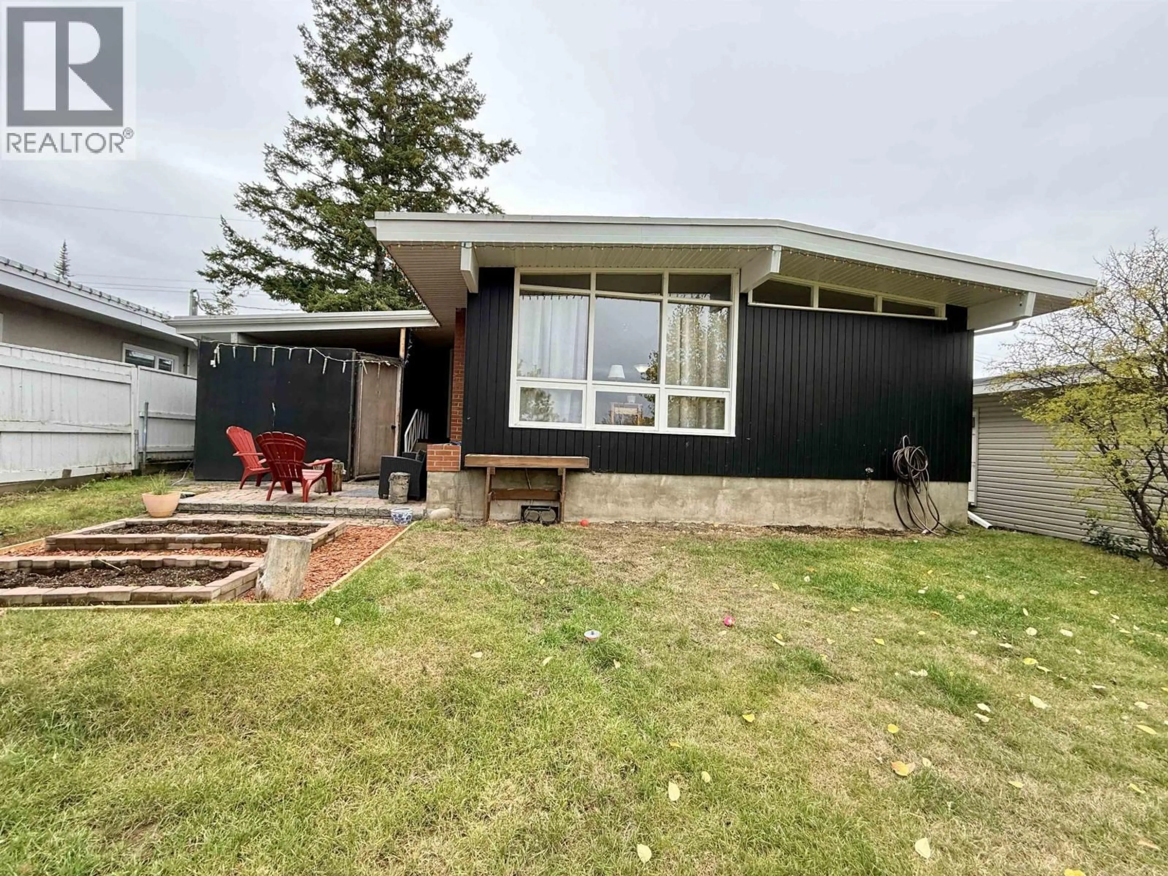 A pic from outside/outdoor area/front of a property/back of a property/a pic from drone, street for 281 LYON STREET, Prince George British Columbia V2M3K9
