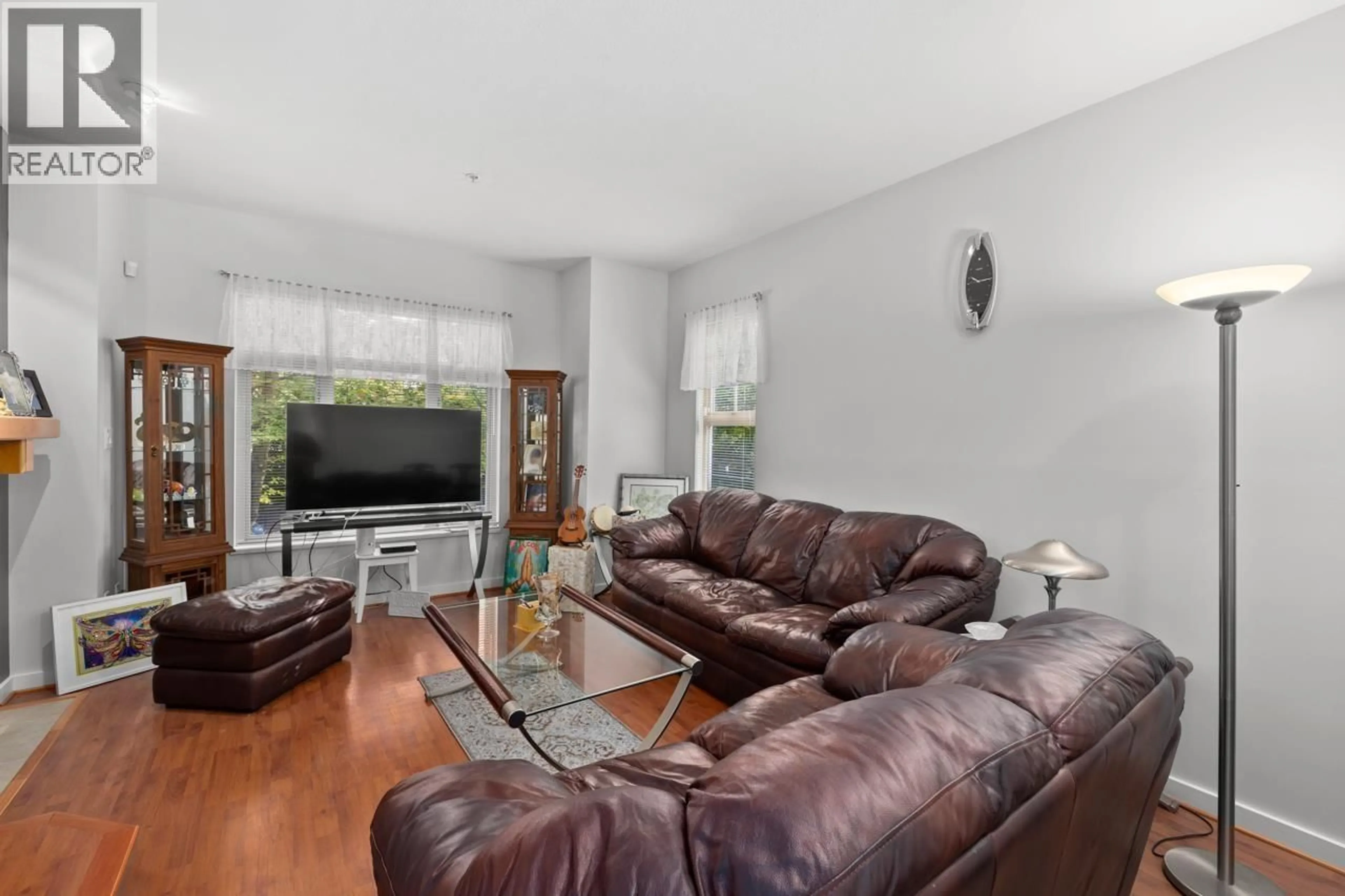 Living room with furniture, unknown for 246 - 600 PARK CRESCENT, New Westminster British Columbia V3L5W1
