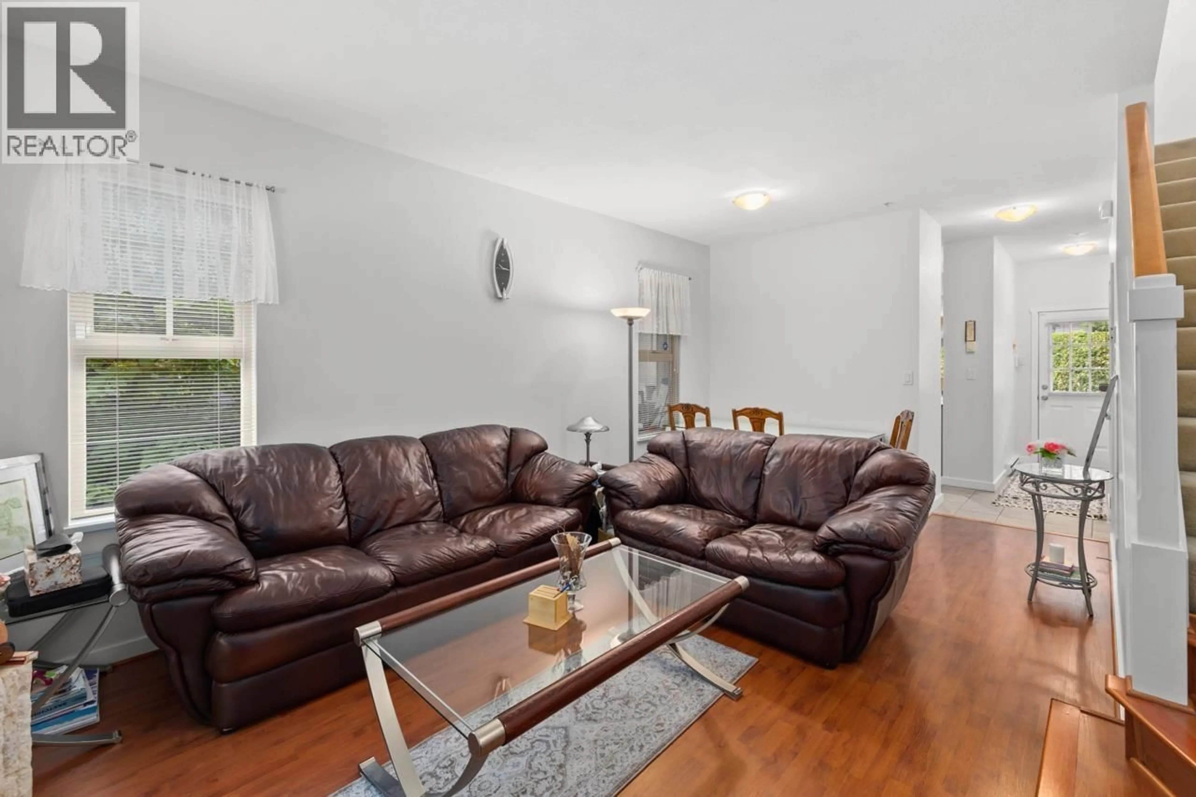 Living room with furniture, unknown for 246 - 600 PARK CRESCENT, New Westminster British Columbia V3L5W1