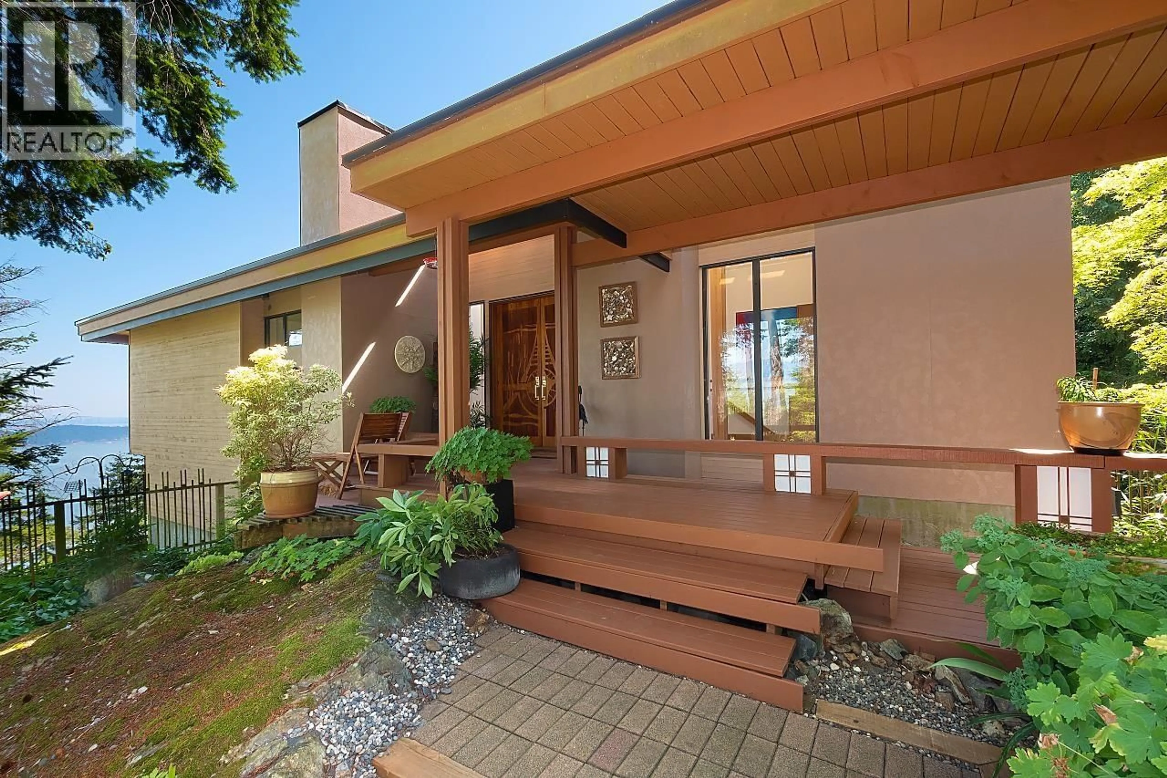 Patio, street for 941 VALHALLA PLACE, Bowen Island British Columbia V0N1G2