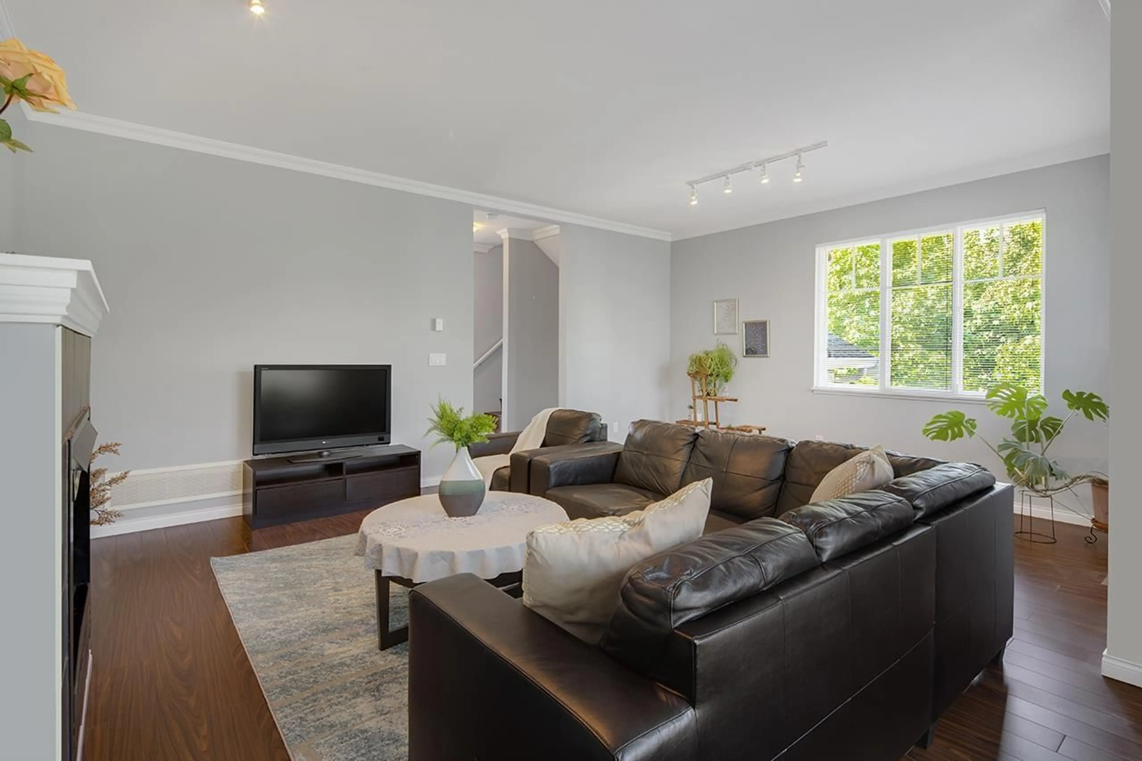 Living room with furniture, wood/laminate floor for 81 - 19455 65, Surrey British Columbia V4N0Z1
