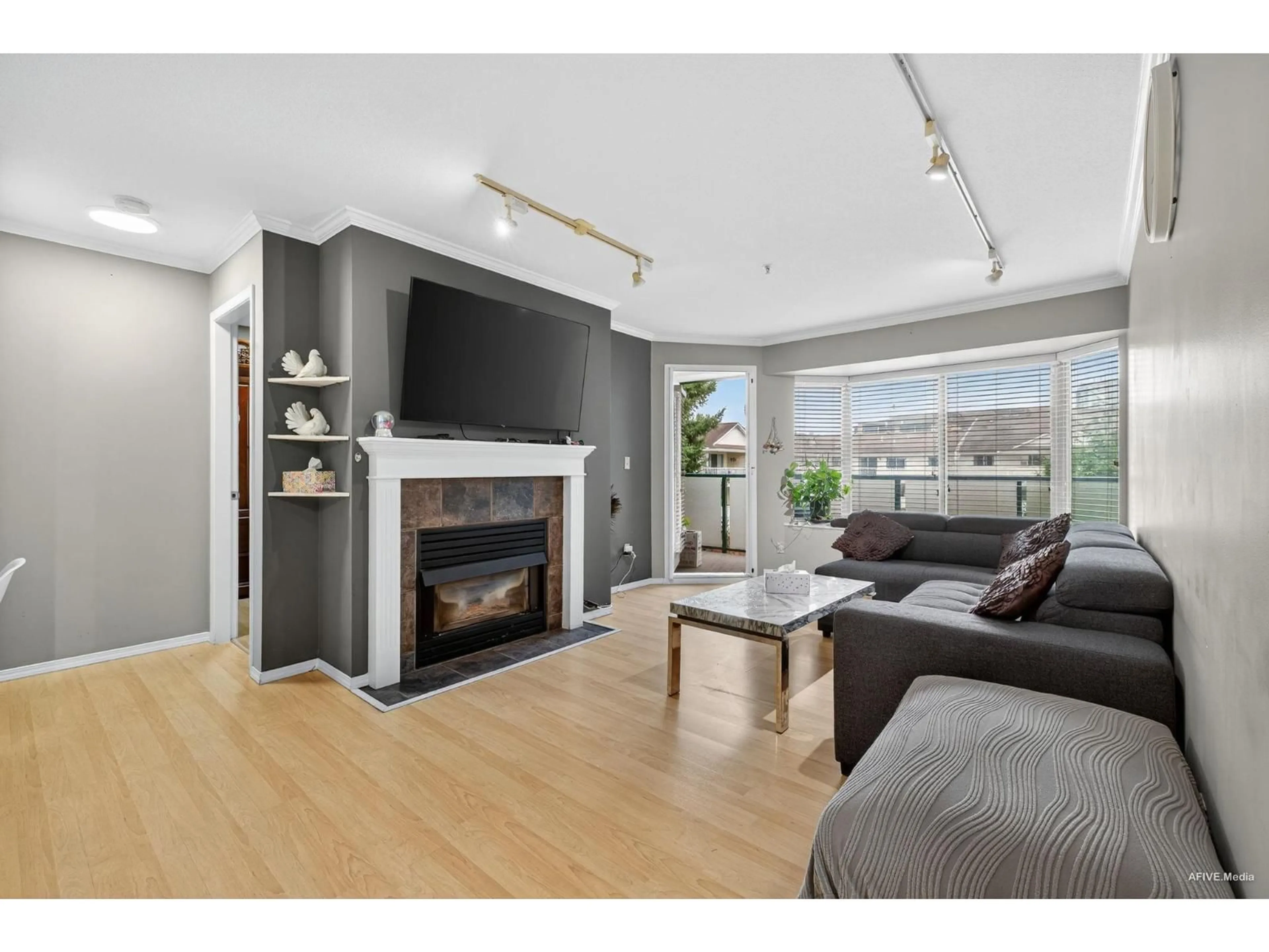 Living room with furniture, wood/laminate floor for 307 - 2958 TRETHEWEY, Abbotsford British Columbia V2T6P6