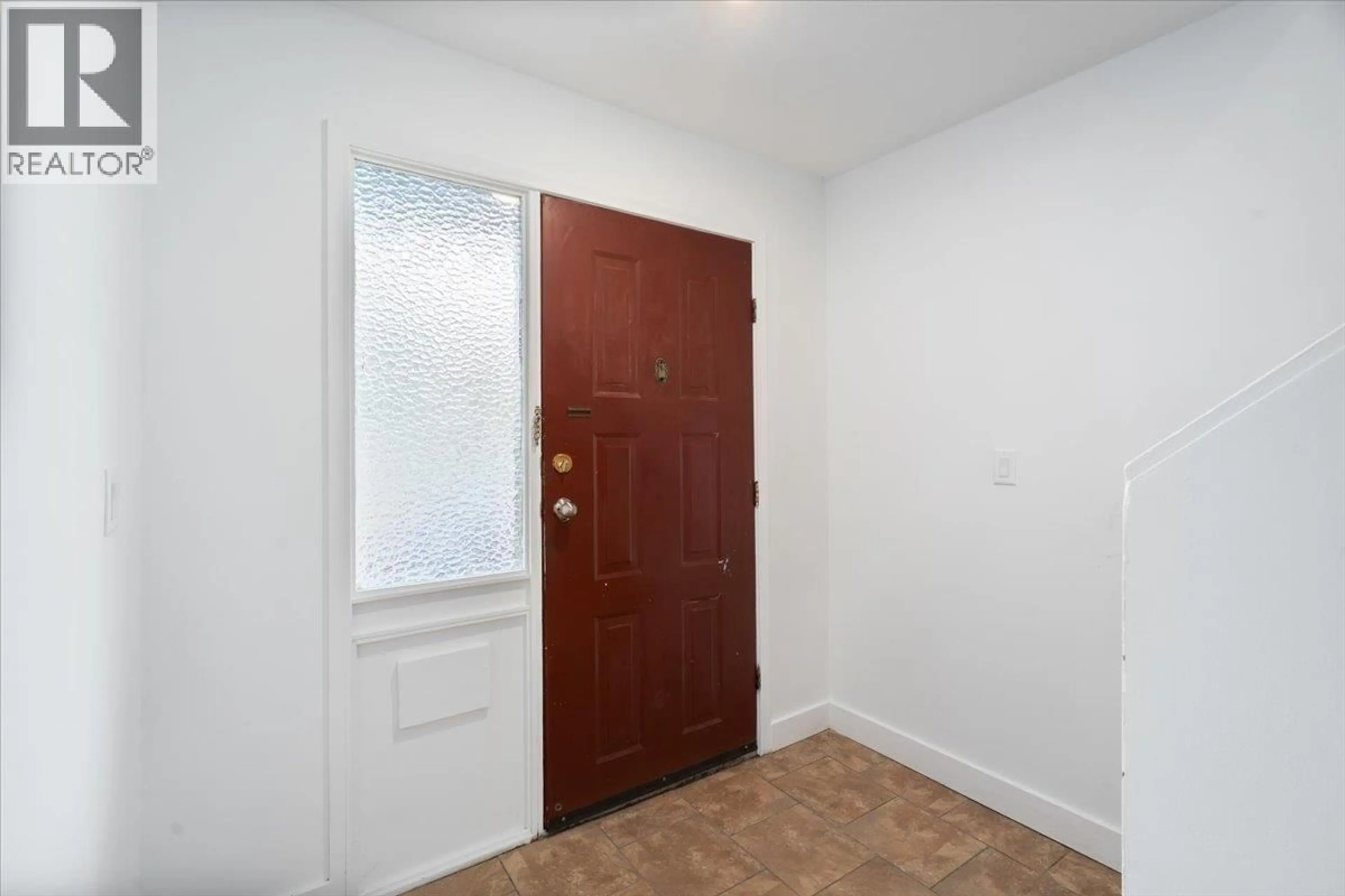 Indoor entryway for 663-665 HARRISON AVENUE, Coquitlam British Columbia V3J3Z6