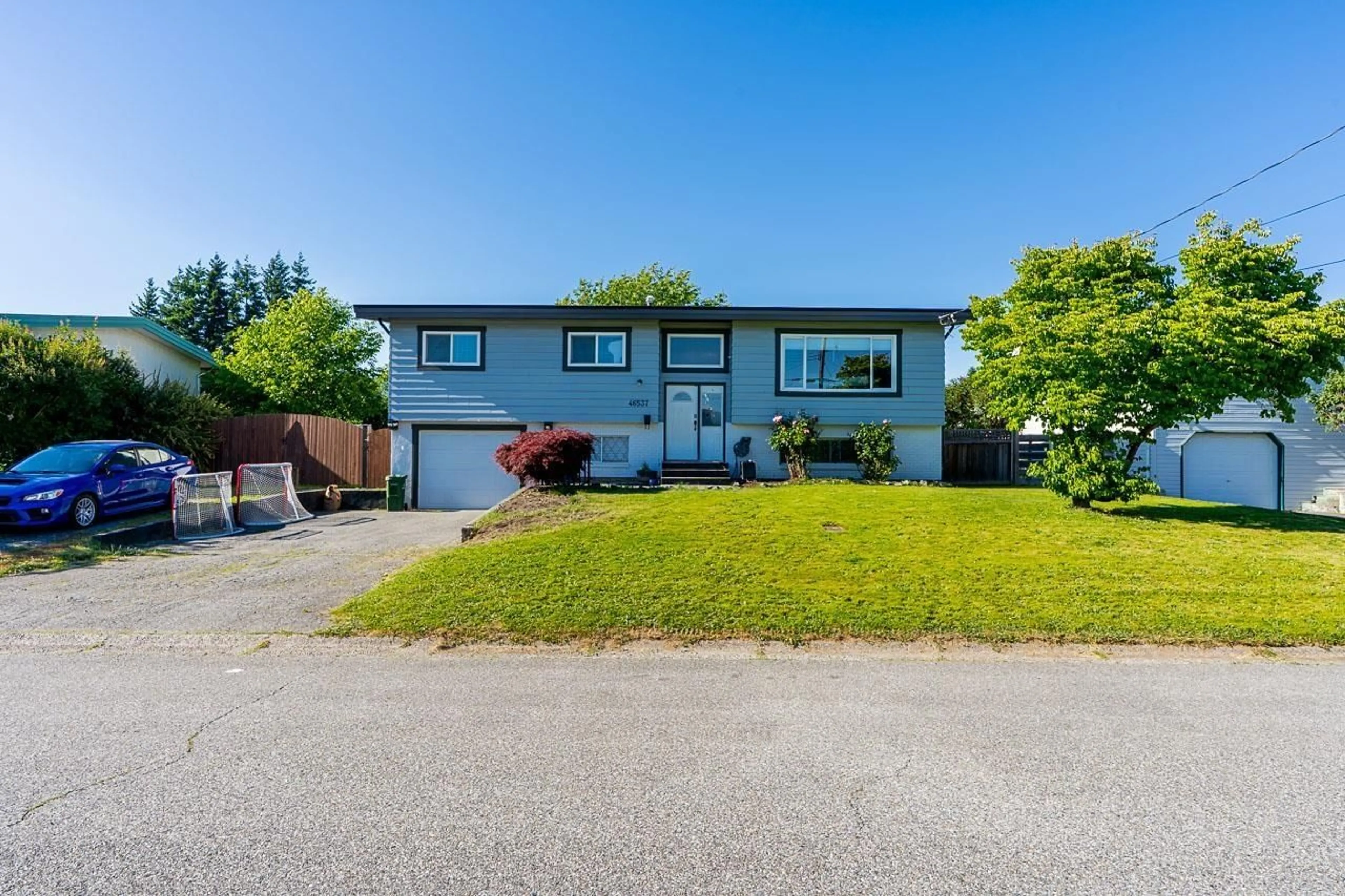 Home with vinyl exterior material, street for 46537 ANDERSON AVENUE, Chilliwack British Columbia V2P3T8