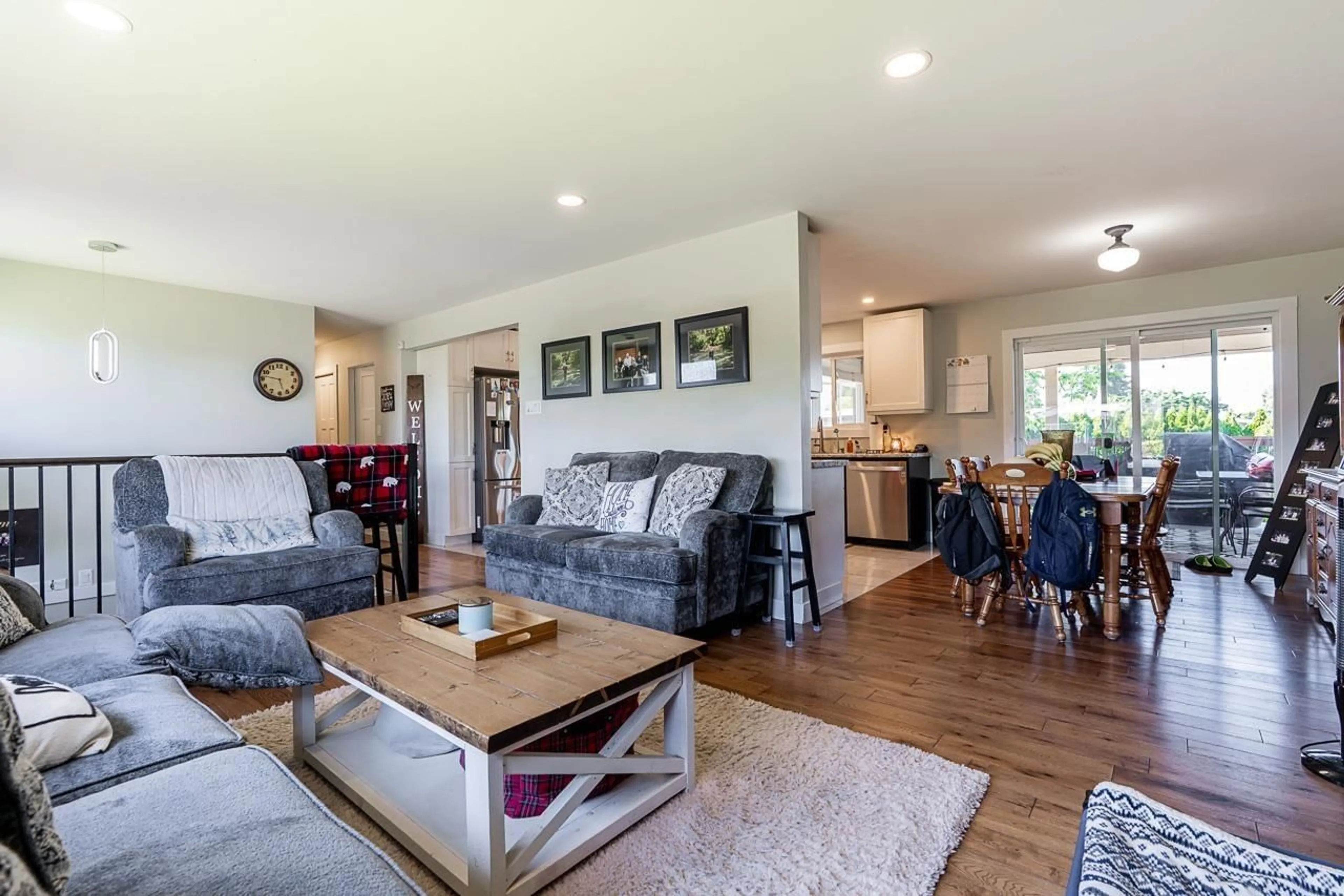 Living room with furniture, wood/laminate floor for 46537 ANDERSON AVENUE, Chilliwack British Columbia V2P3T8