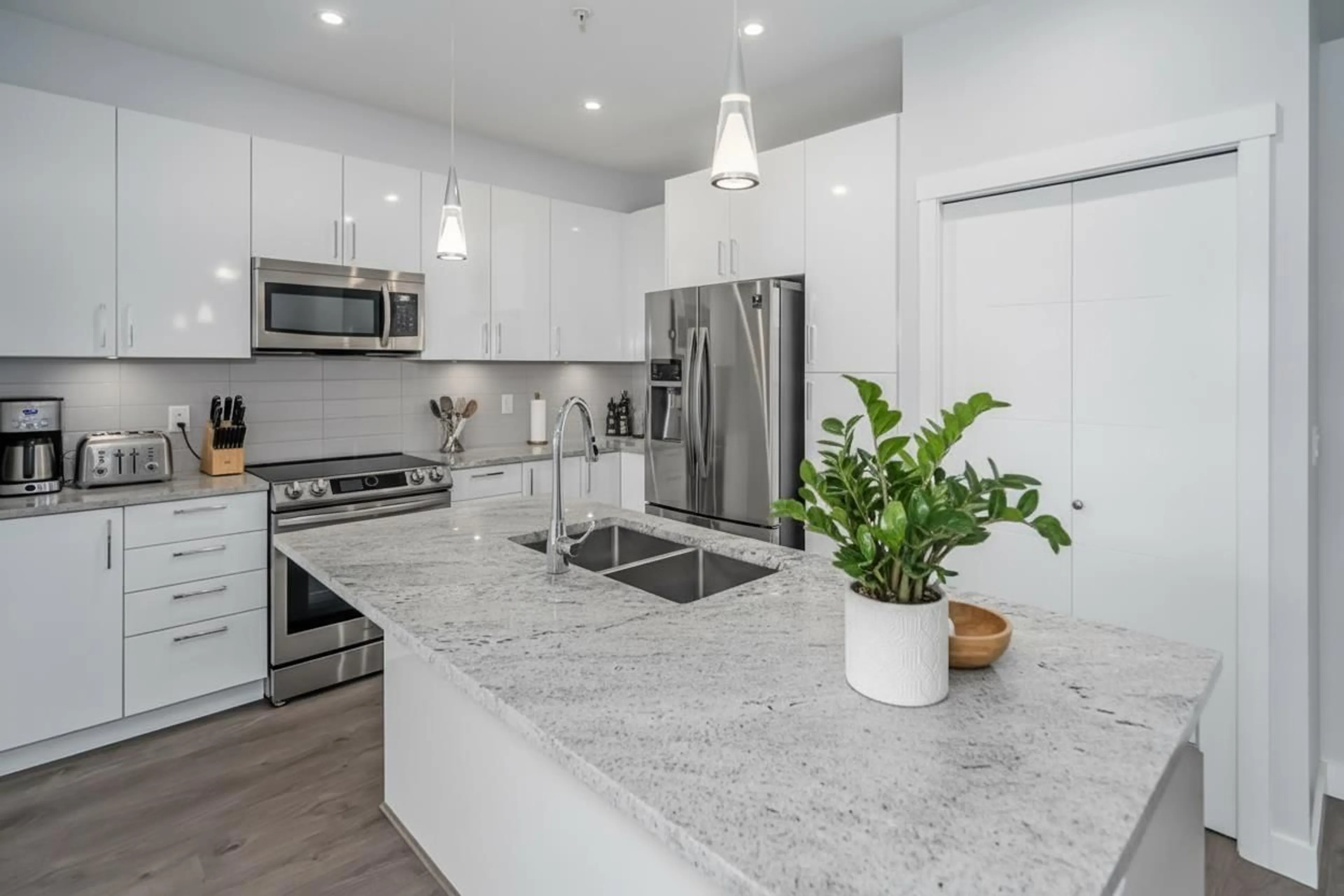 Open concept kitchen, ceramic/tile floor for 303 - 45562 AIRPORT ROAD, Chilliwack British Columbia V2P0J8