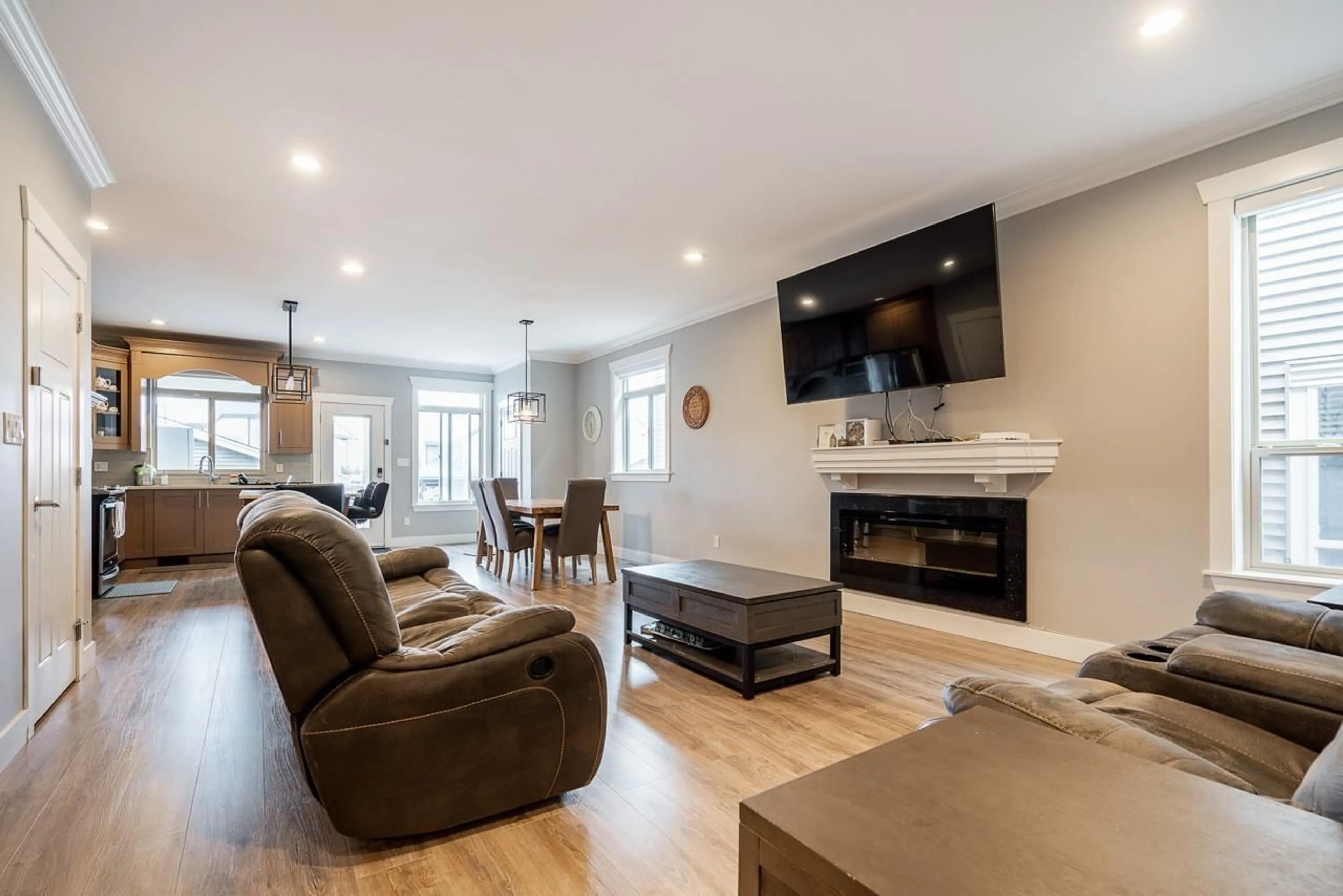 Living room with furniture, wood/laminate floor for 6727 184, Surrey British Columbia V3S1E5