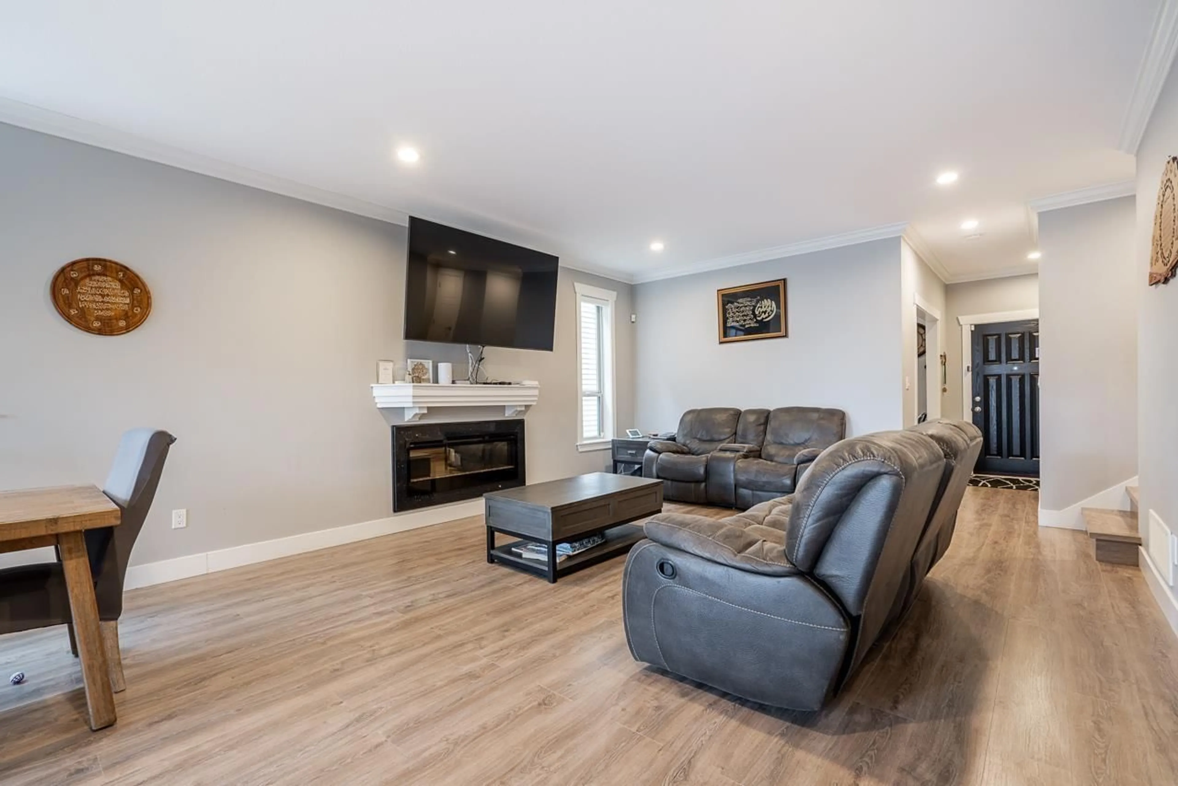Living room with furniture, wood/laminate floor for 6727 184, Surrey British Columbia V3S1E5