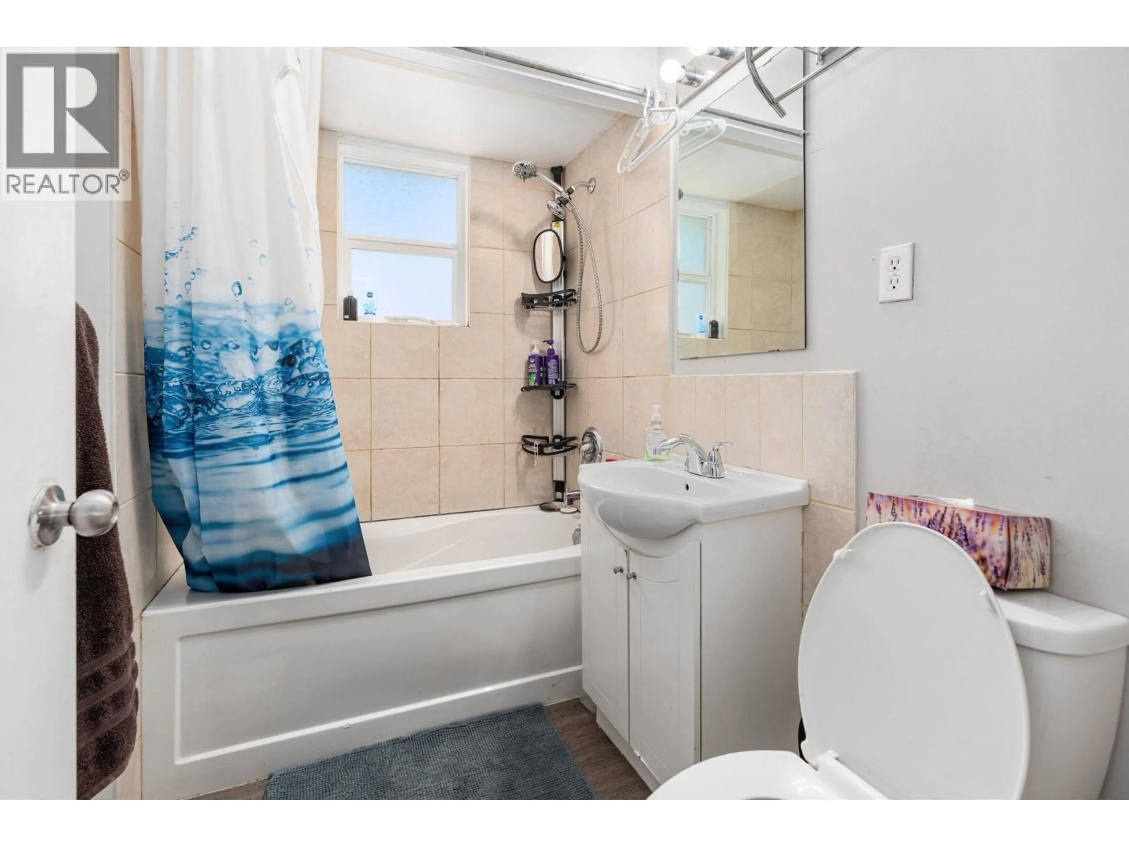 Standard bathroom, ceramic/tile floor for 1807 9TH AVENUE, Prince George British Columbia V2M1N2