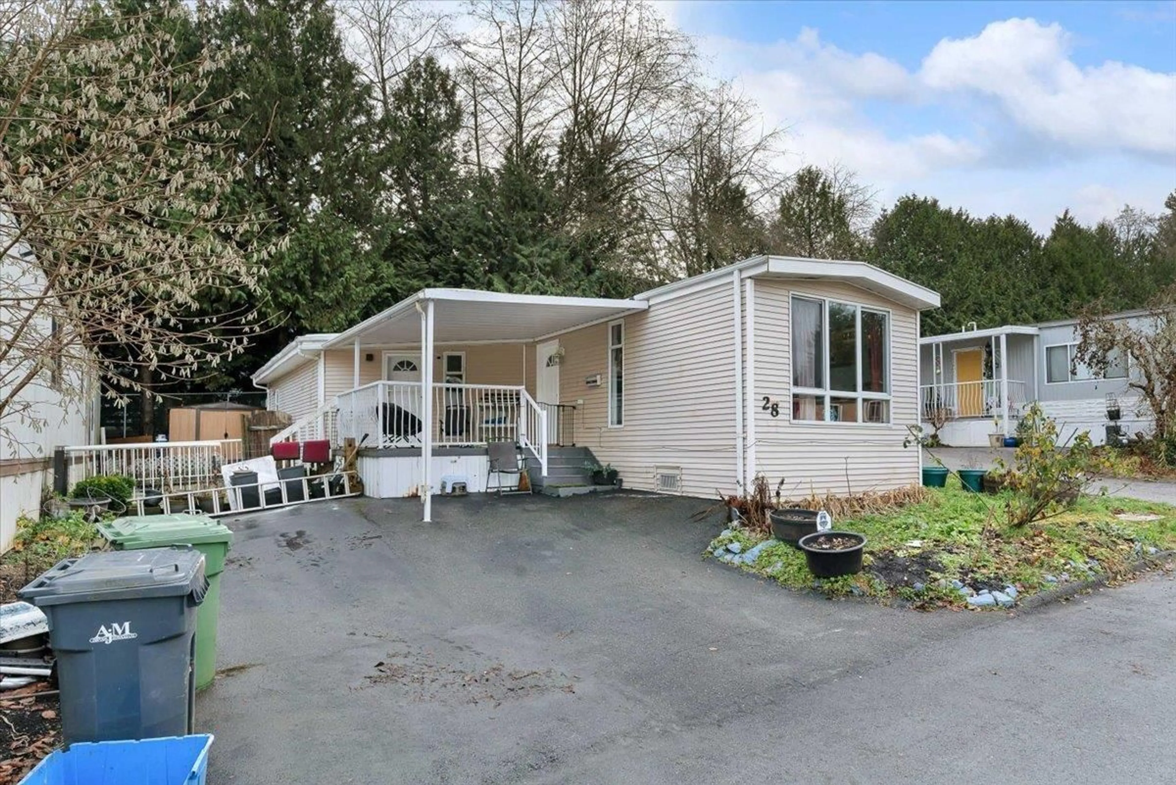 A pic from outside/outdoor area/front of a property/back of a property/a pic from drone, street for 28 - 8220 KING GEORGE, Surrey British Columbia V3W5C2