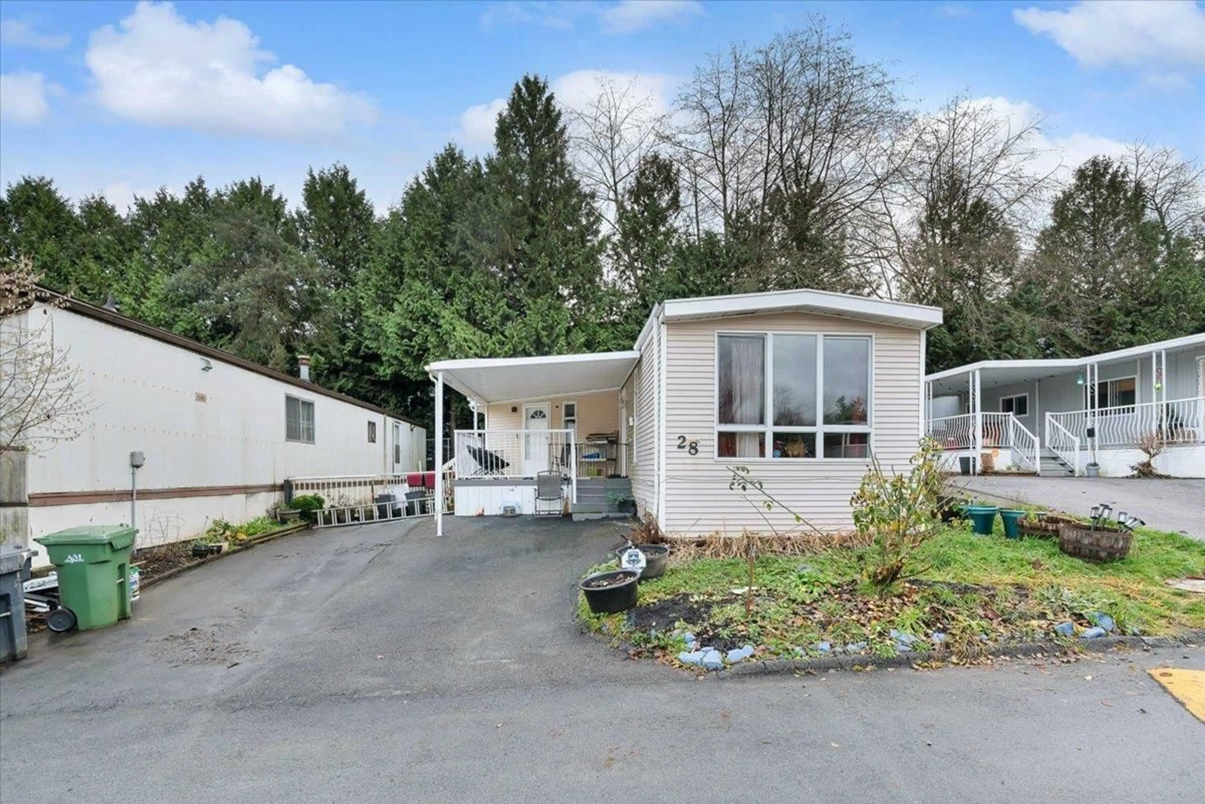 A pic from outside/outdoor area/front of a property/back of a property/a pic from drone, unknown for 28 - 8220 KING GEORGE, Surrey British Columbia V3W5C2