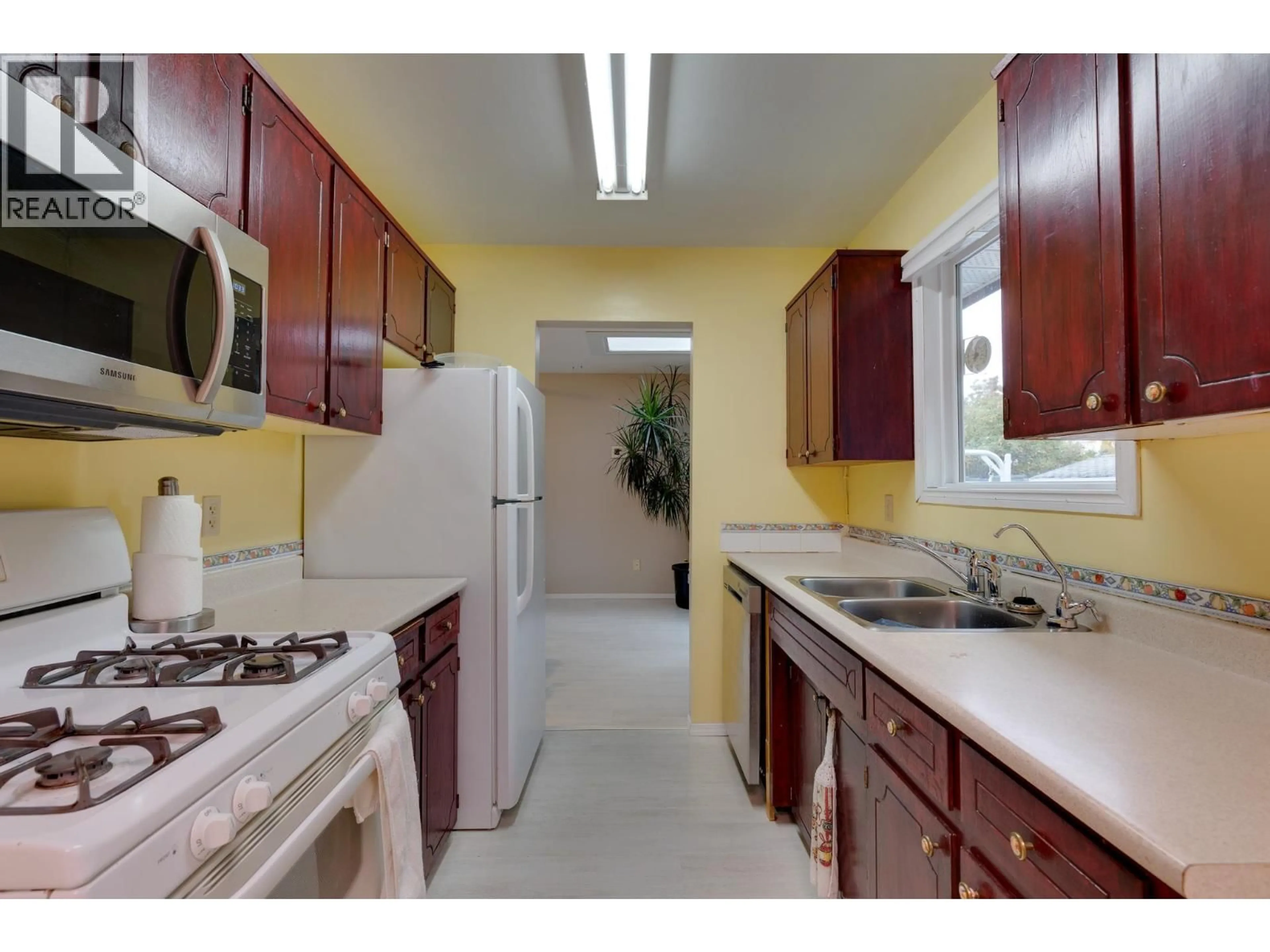Standard kitchen, unknown for 7880 QUEENS CRESCENT, Prince George British Columbia V2N3H6