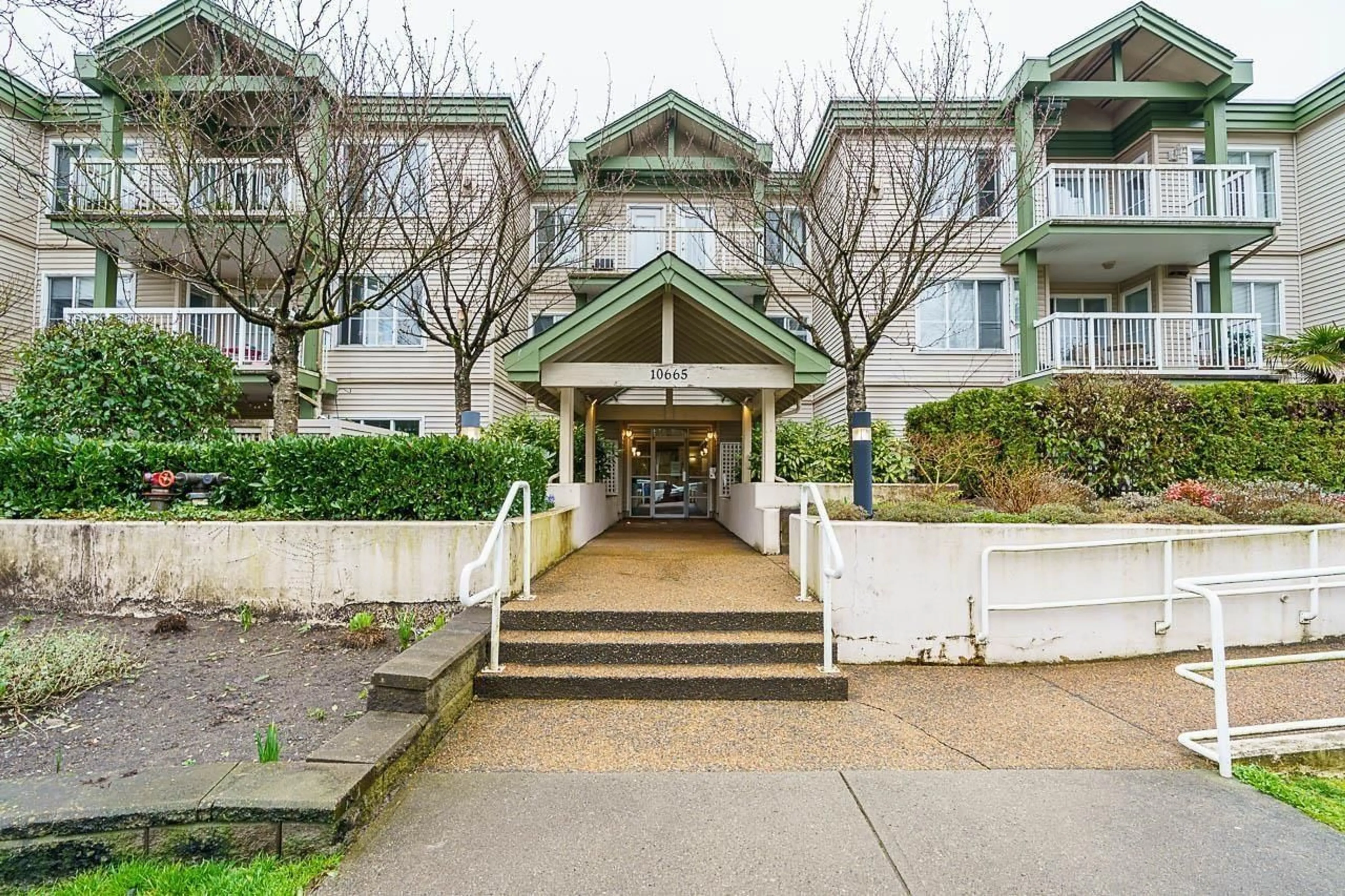 Indoor foyer for 304 - 10665 139, Surrey British Columbia V3T4L8