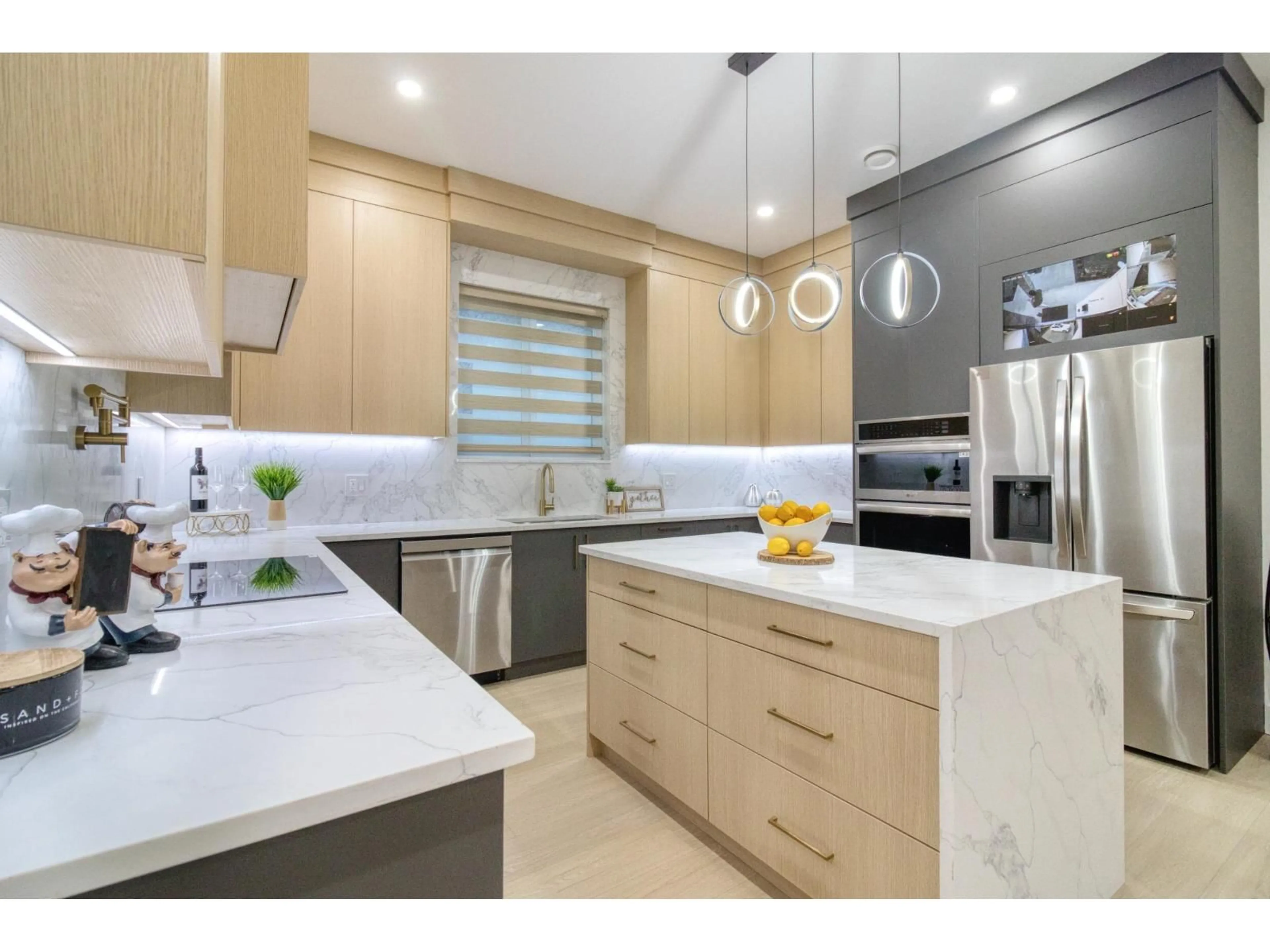 Contemporary kitchen, ceramic/tile floor for 9112 156, Surrey British Columbia V3R5Y8