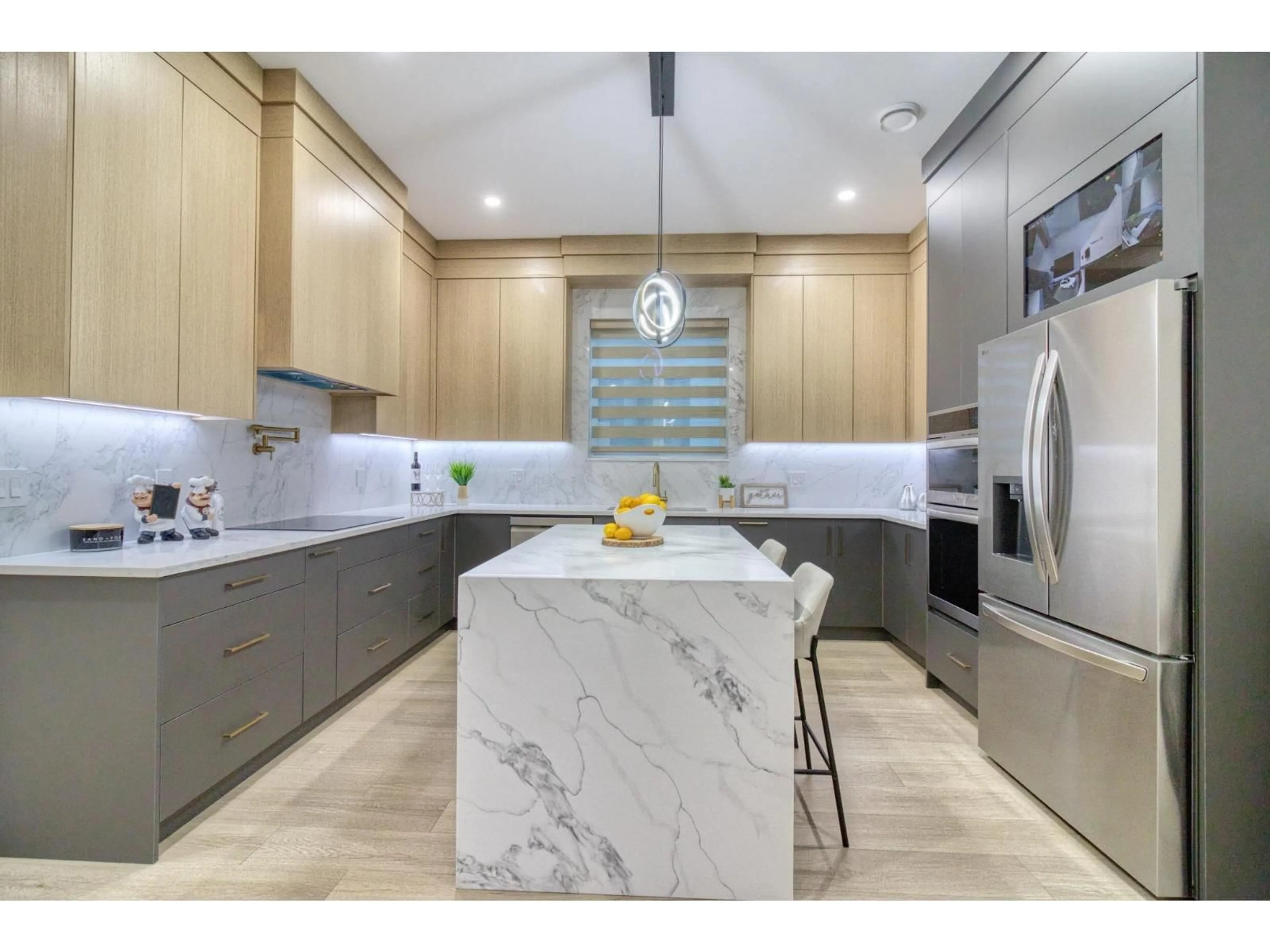 Contemporary kitchen, ceramic/tile floor for 9112 156, Surrey British Columbia V3R5Y8