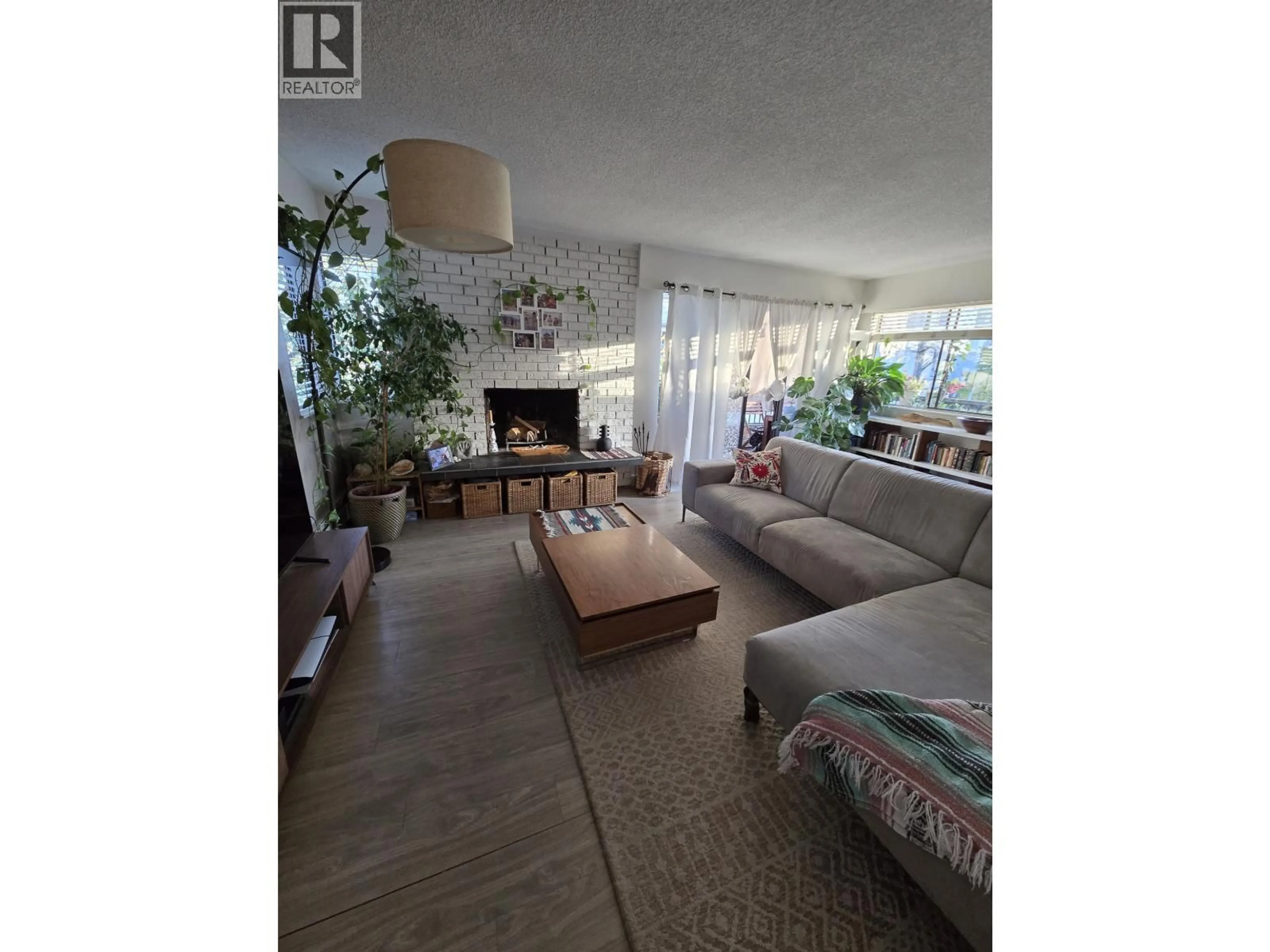 Living room with furniture, unknown for 209 - 410 AGNES STREET, New Westminster British Columbia V3L1G1