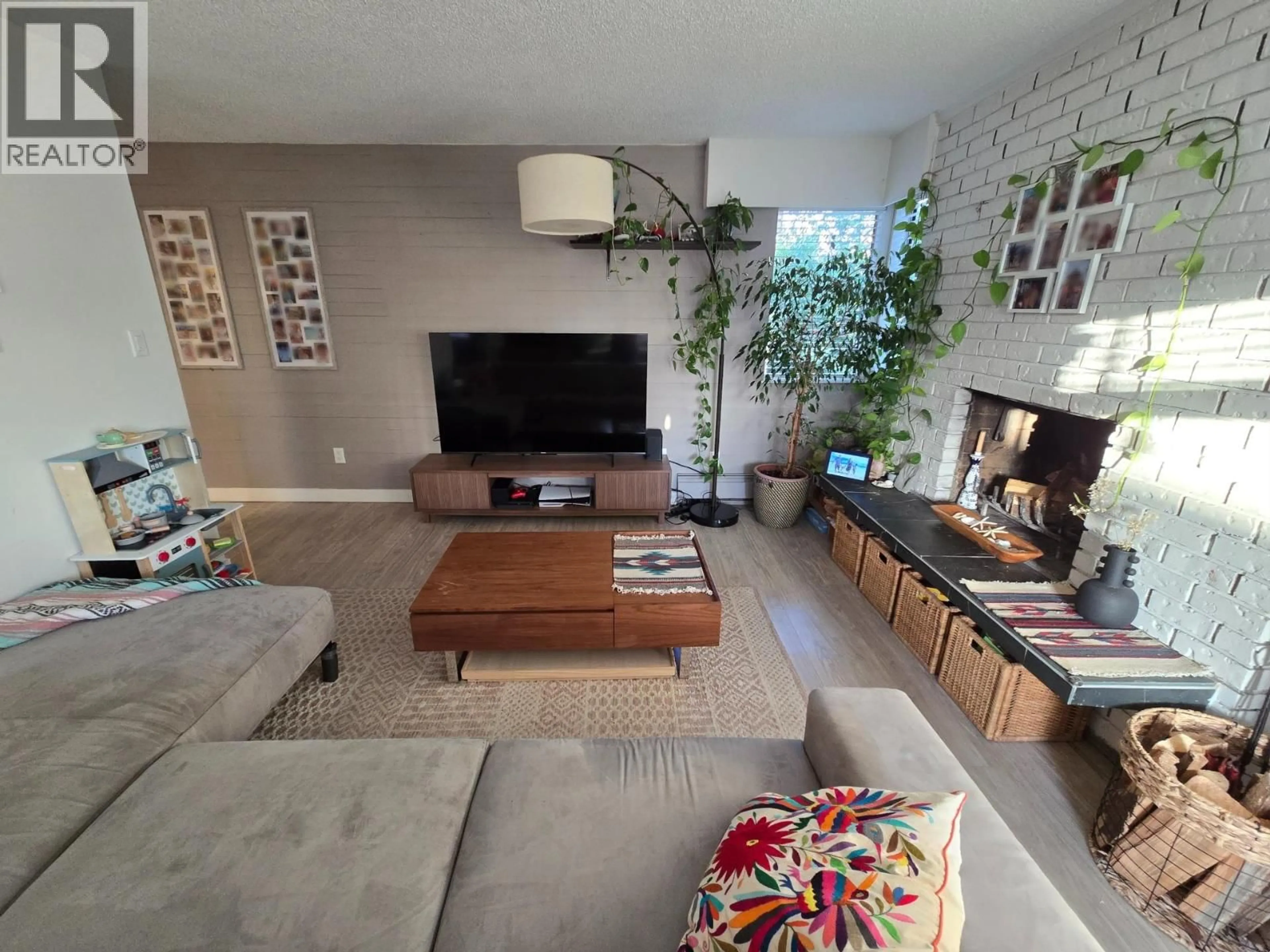 Living room with furniture, unknown for 209 - 410 AGNES STREET, New Westminster British Columbia V3L1G1