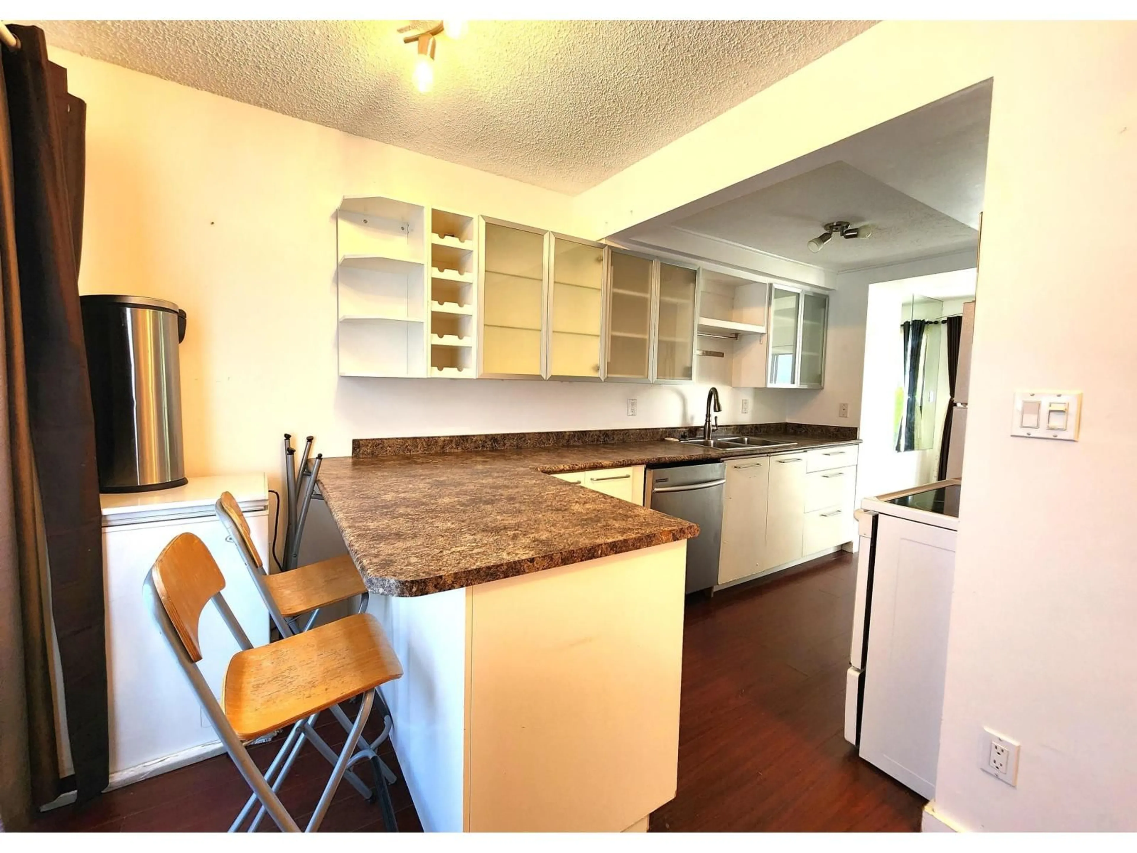 Open concept kitchen, unknown for 26888 32, Langley British Columbia V4W3L5