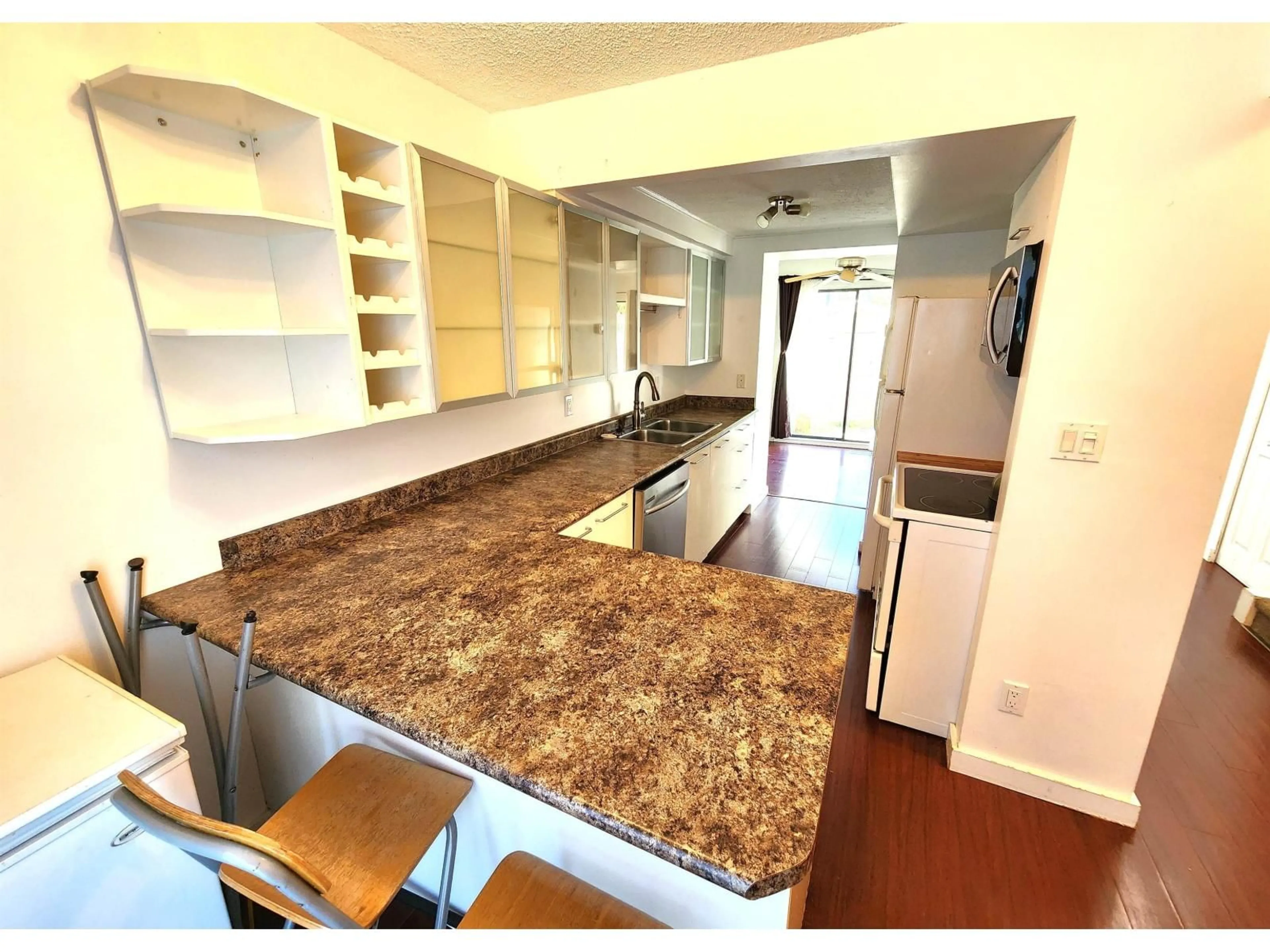 Open concept kitchen, unknown for 26888 32, Langley British Columbia V4W3L5