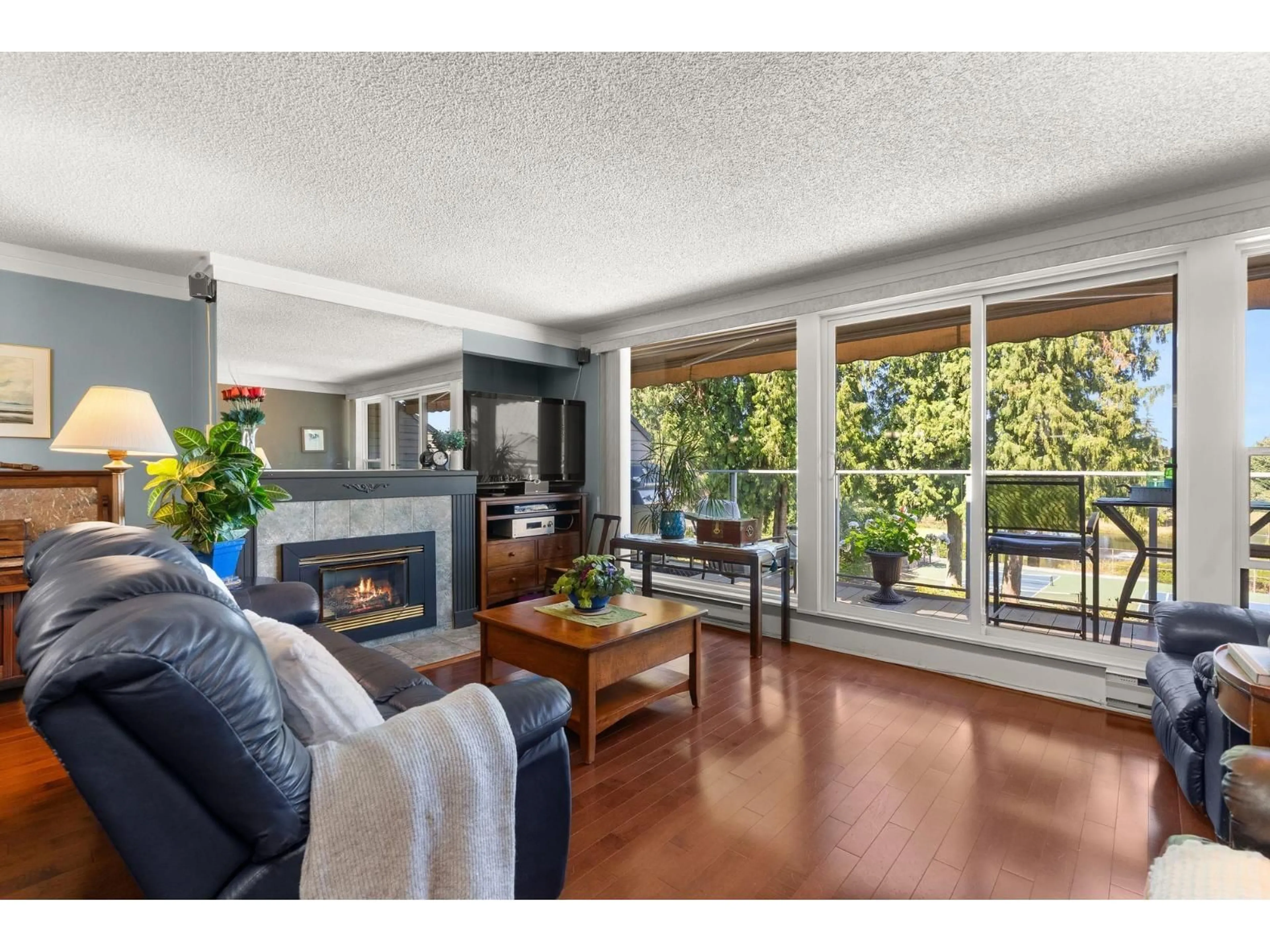 Living room with furniture, wood/laminate floor for 9 - 14025 NICO WYND, Surrey British Columbia V4P1J2
