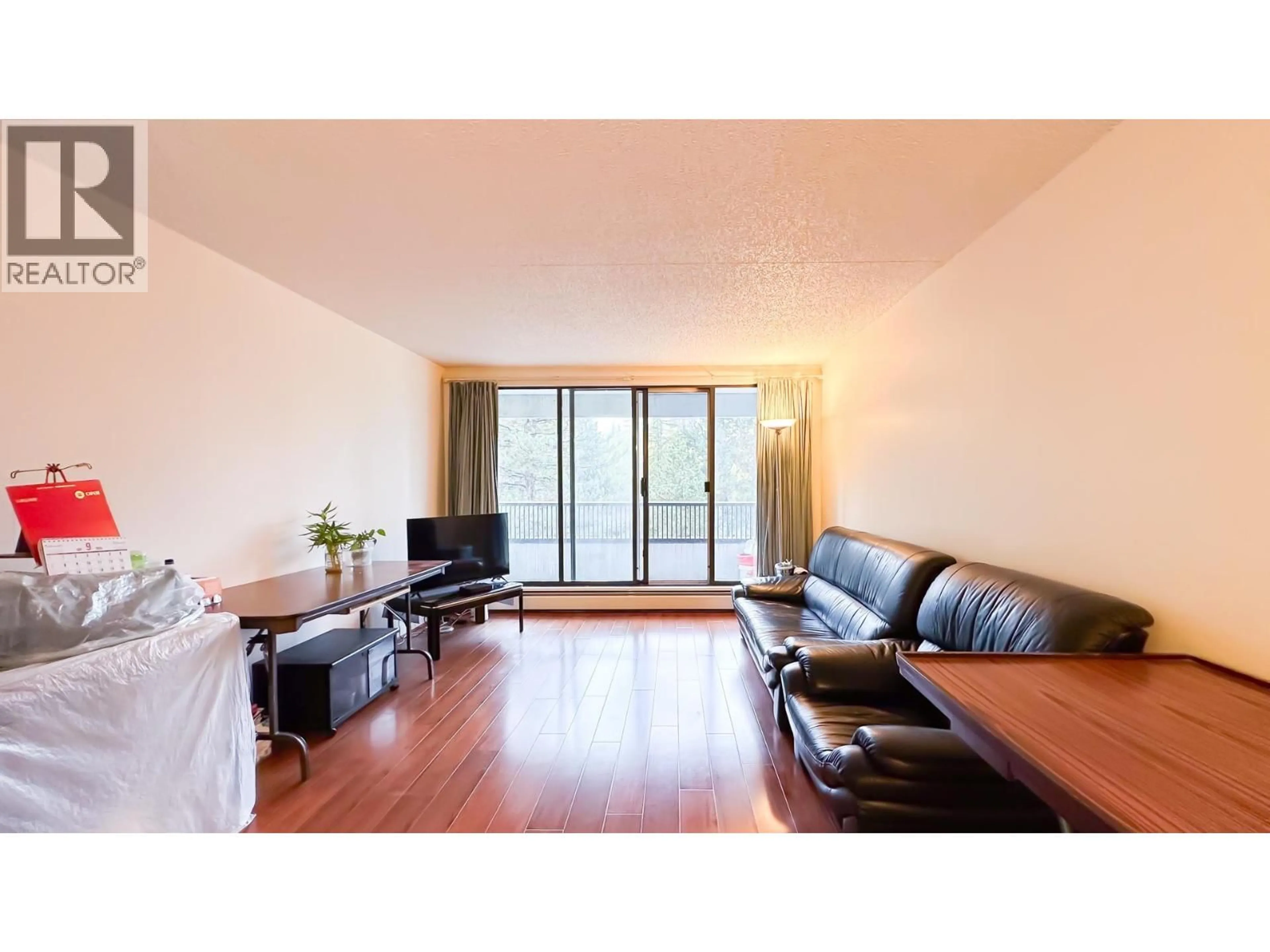 Living room with furniture, wood/laminate floor for 502 - 6595 WILLINGDON AVENUE, Burnaby British Columbia V5H4E5
