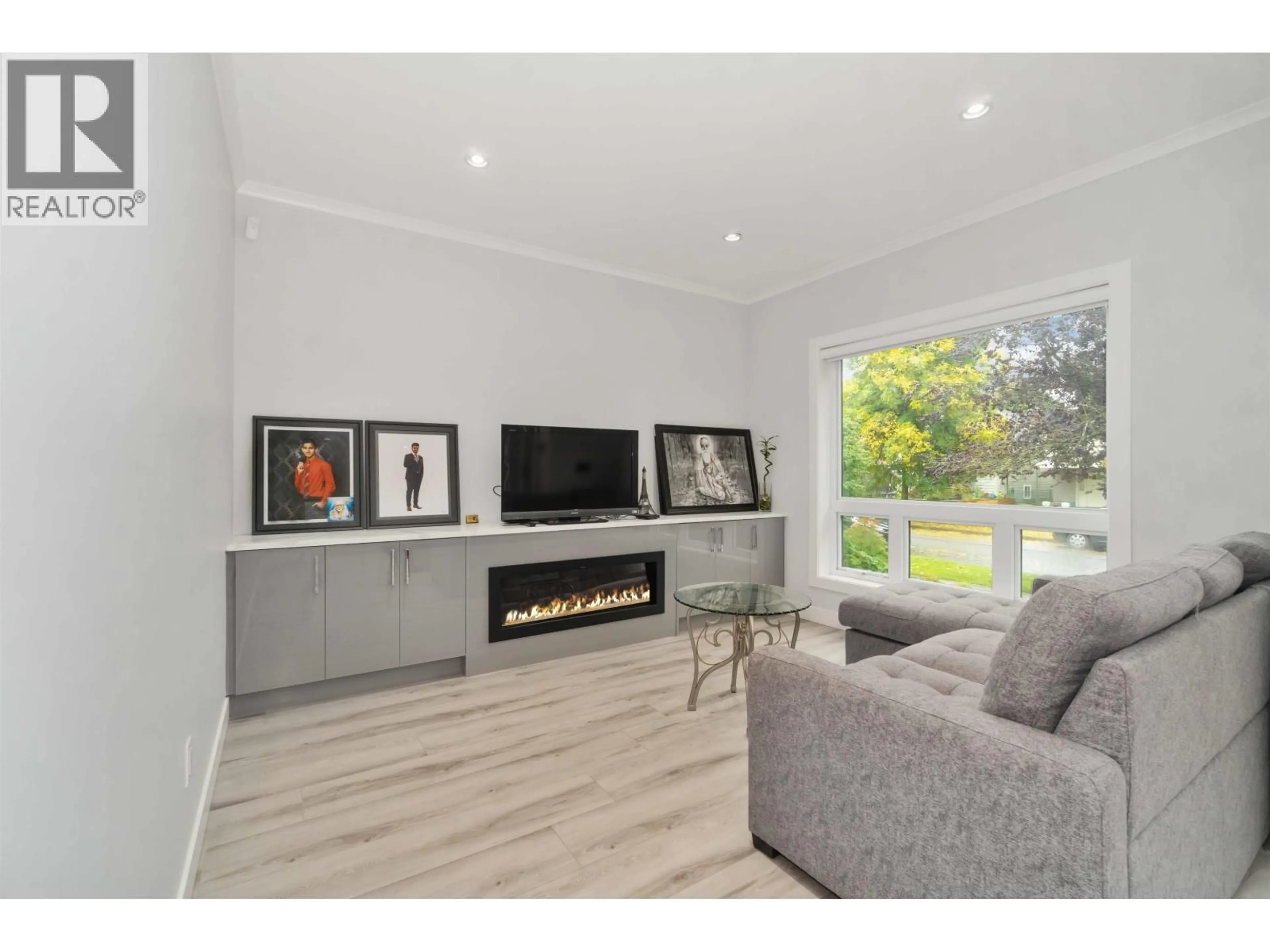 Living room with furniture, wood/laminate floor for 2577 PARKER STREET, Vancouver British Columbia V5K2T2
