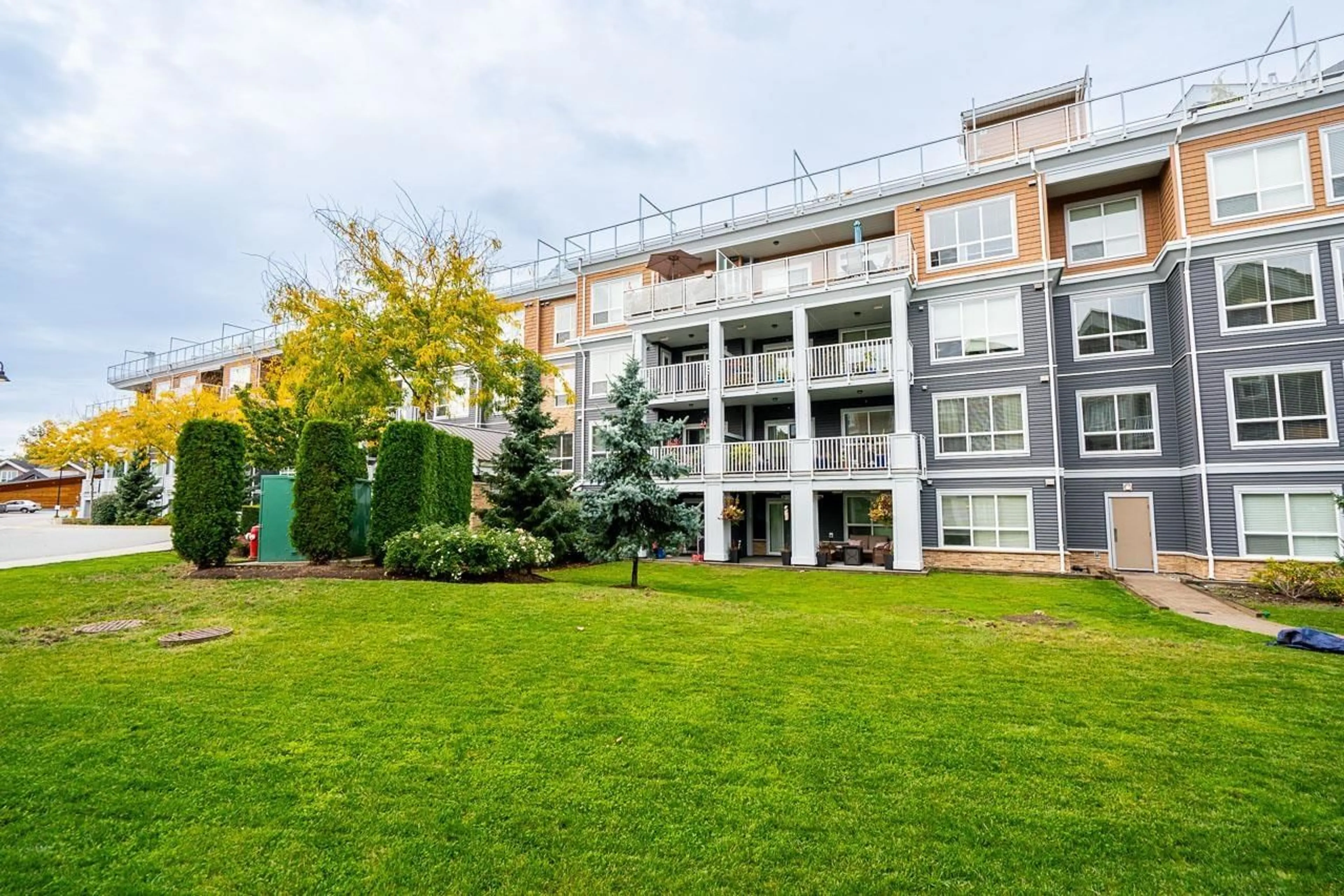 Patio, building for 214 - 6470 194, Surrey British Columbia V4N6J9