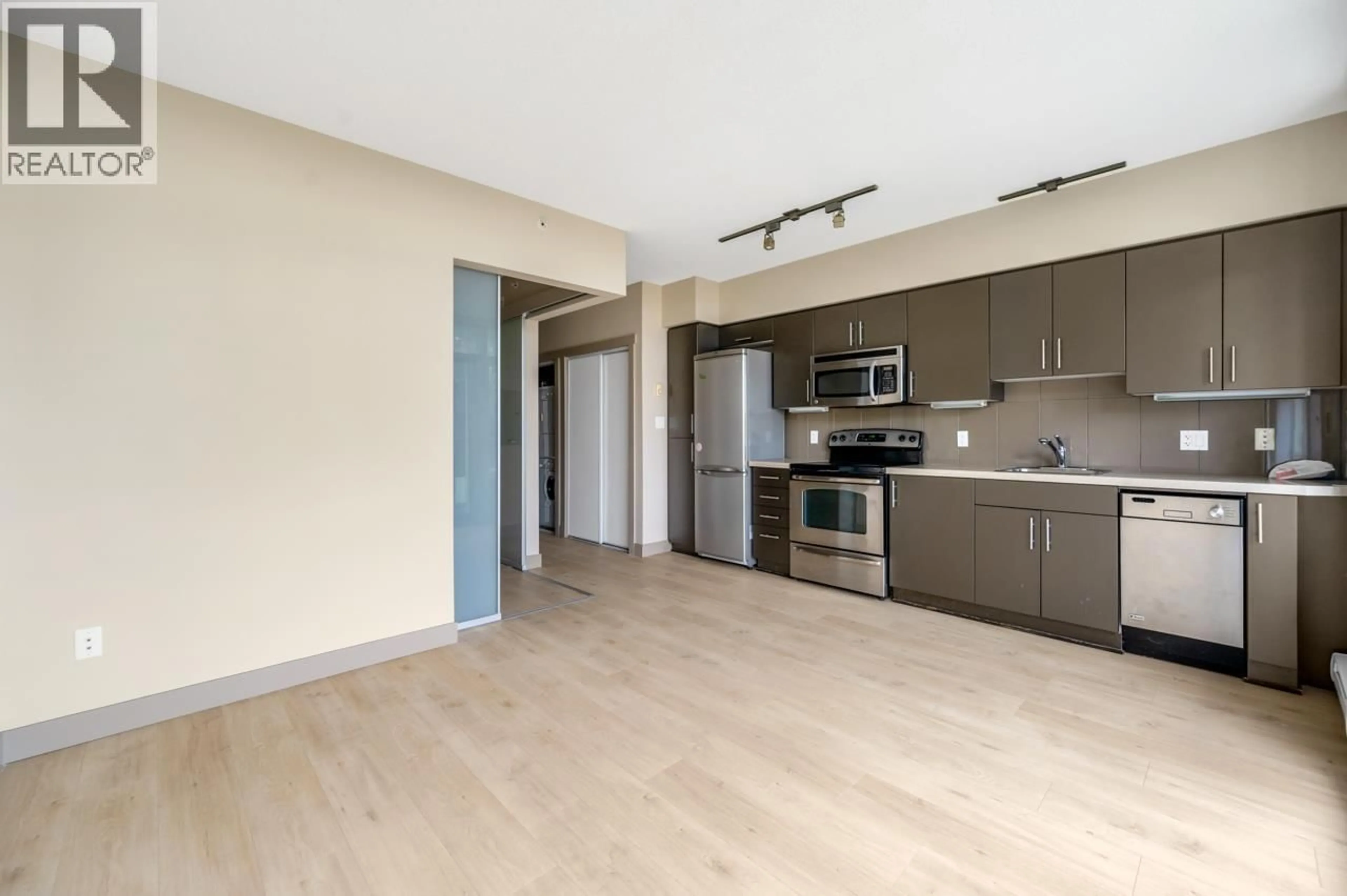 Open concept kitchen, wood/laminate floor for 501 - 9009 CORNERSTONE MEWS, Burnaby British Columbia V5A0B9