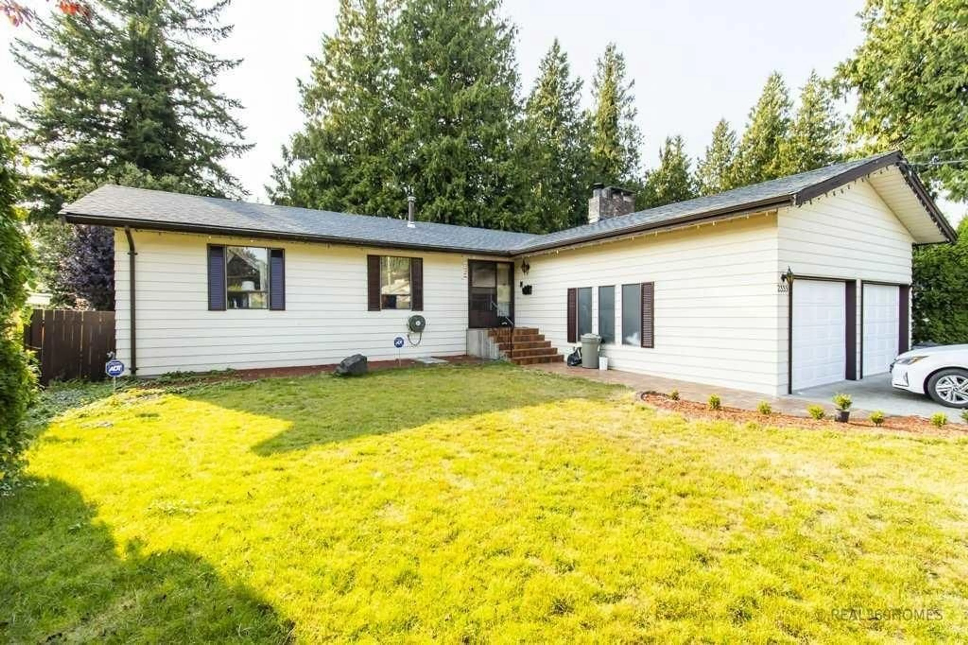 Home with vinyl exterior material, unknown for 2355 GRANT, Abbotsford British Columbia V2T2M8