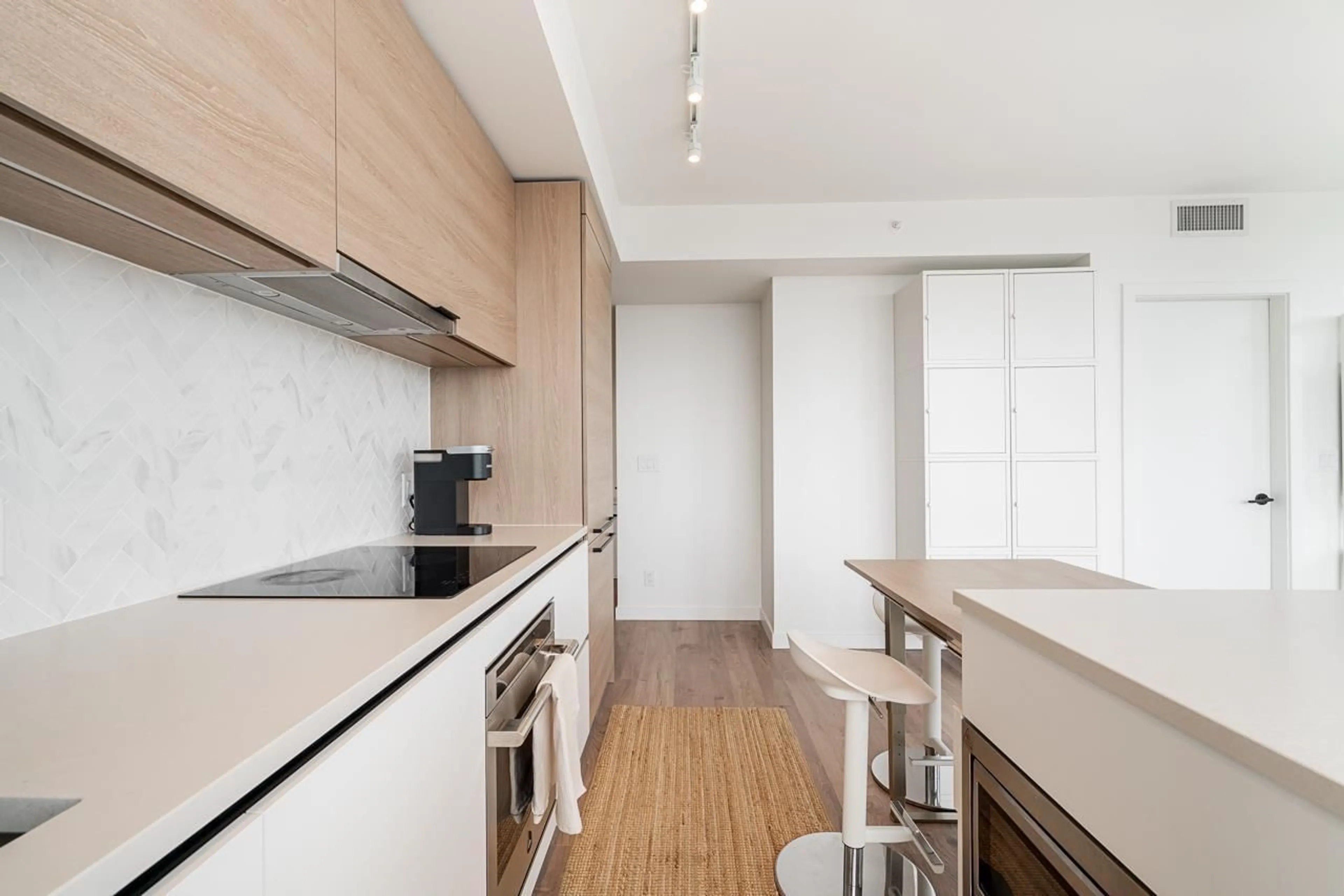 Standard kitchen, wood/laminate floor for 2508 - 13428 105, Surrey British Columbia V3T0S6