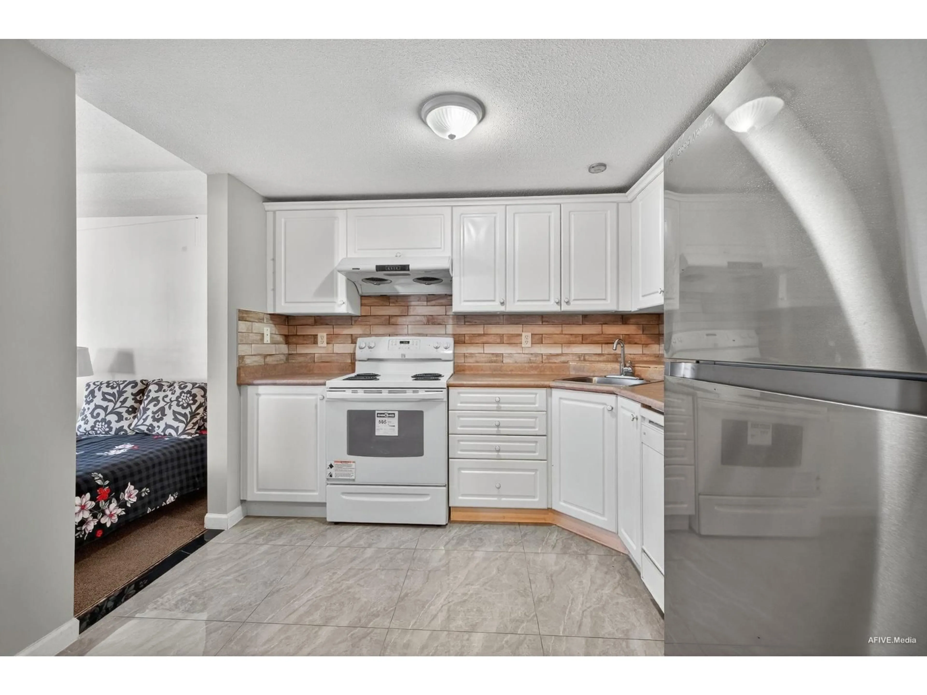 Standard kitchen, unknown for 306 - 13780 76, Surrey British Columbia V3W1E5