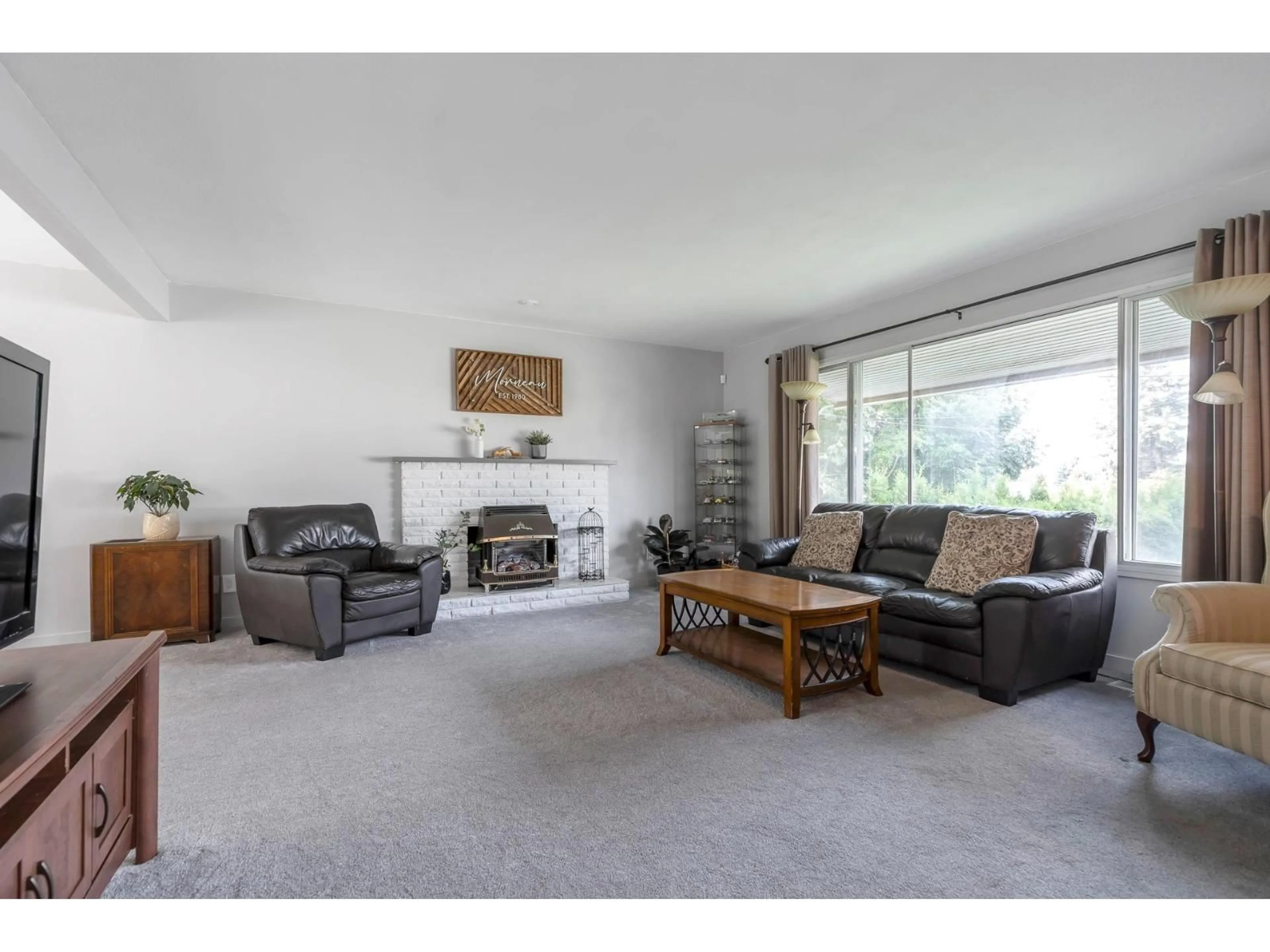 Living room with furniture, unknown for 2634 VALEMONT, Abbotsford British Columbia V2T3V5