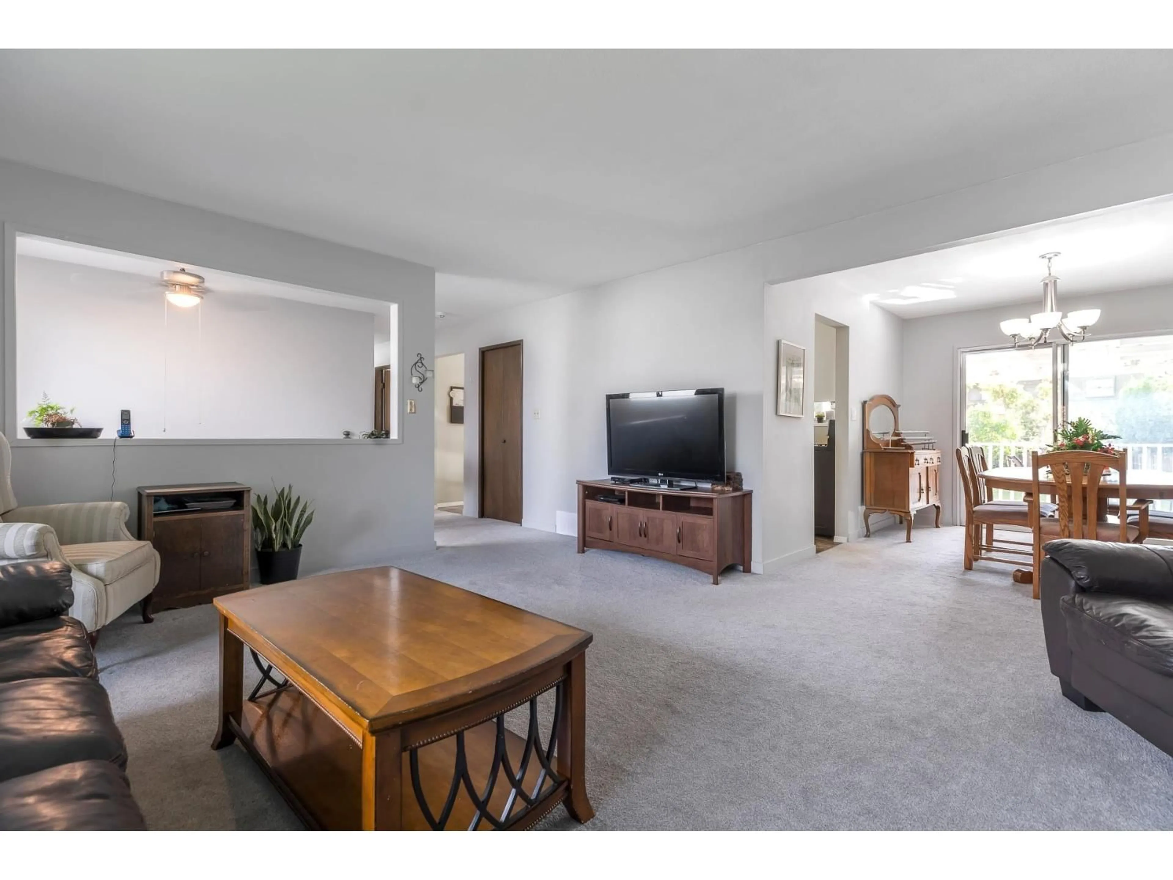 Living room with furniture, unknown for 2634 VALEMONT, Abbotsford British Columbia V2T3V5