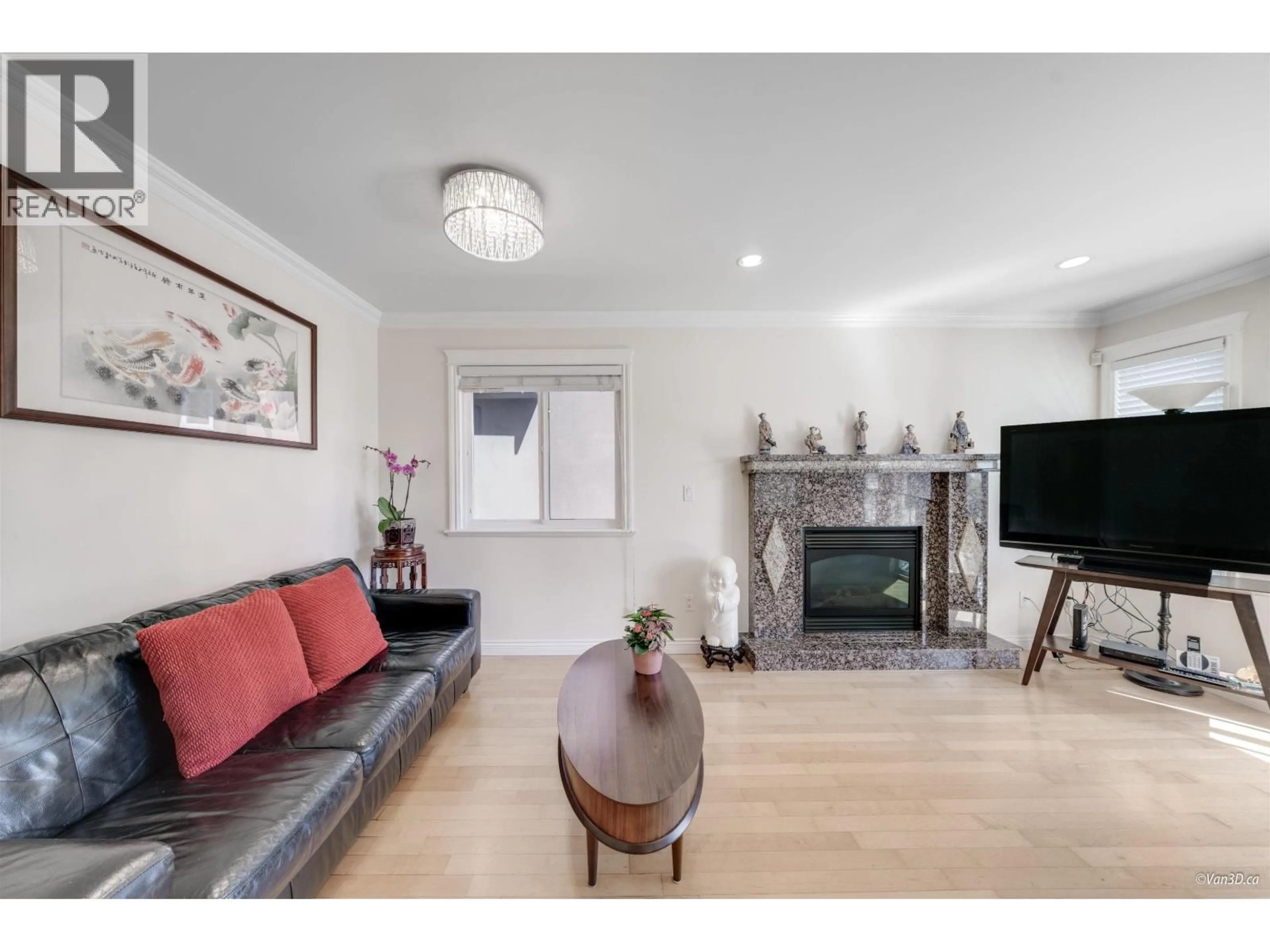 Living room with furniture, wood/laminate floor for 7531 OAK STREET, Vancouver British Columbia V6P4A4