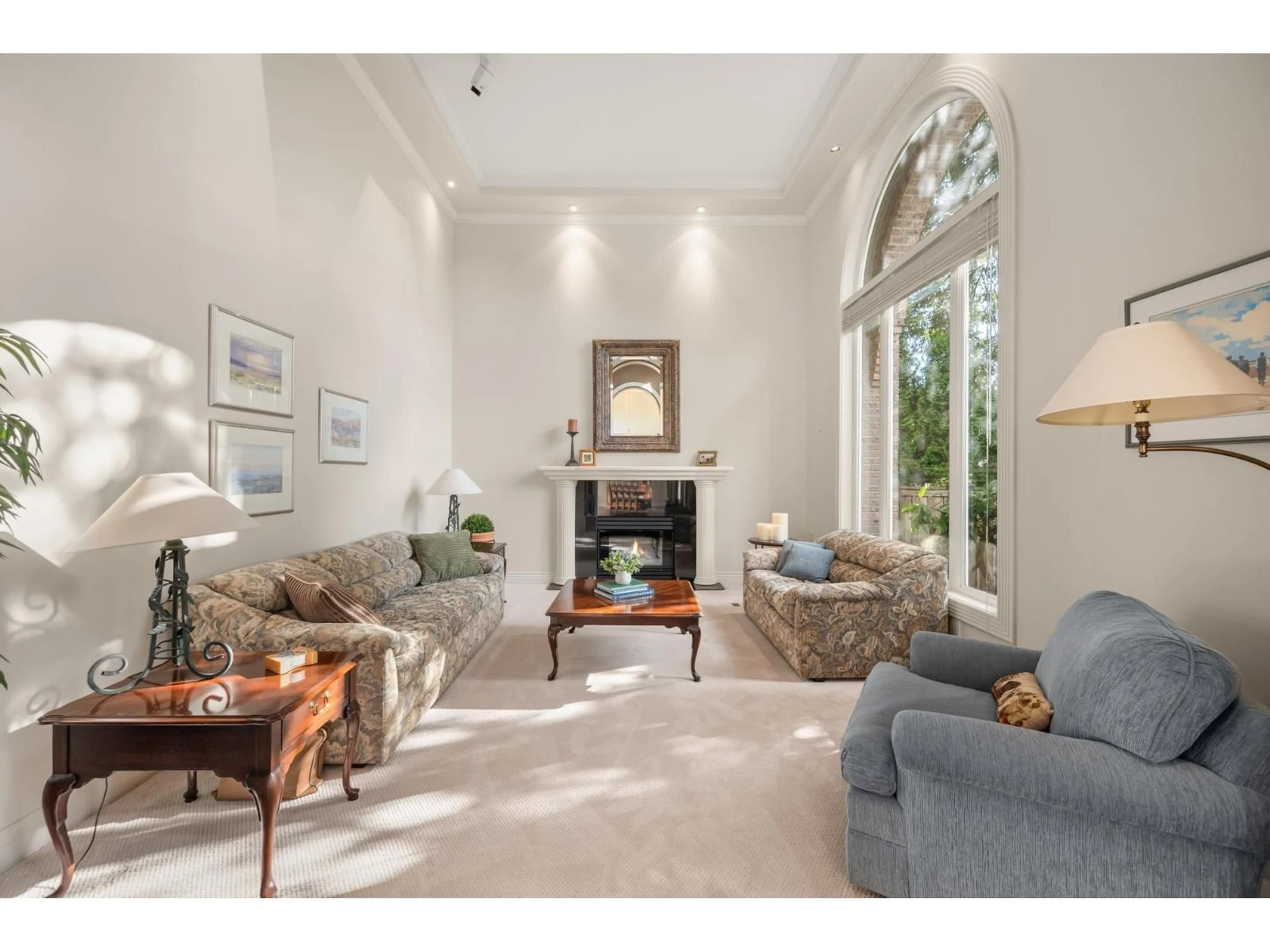 Living room with furniture, unknown for 13422 20A, Surrey British Columbia V4A9N8