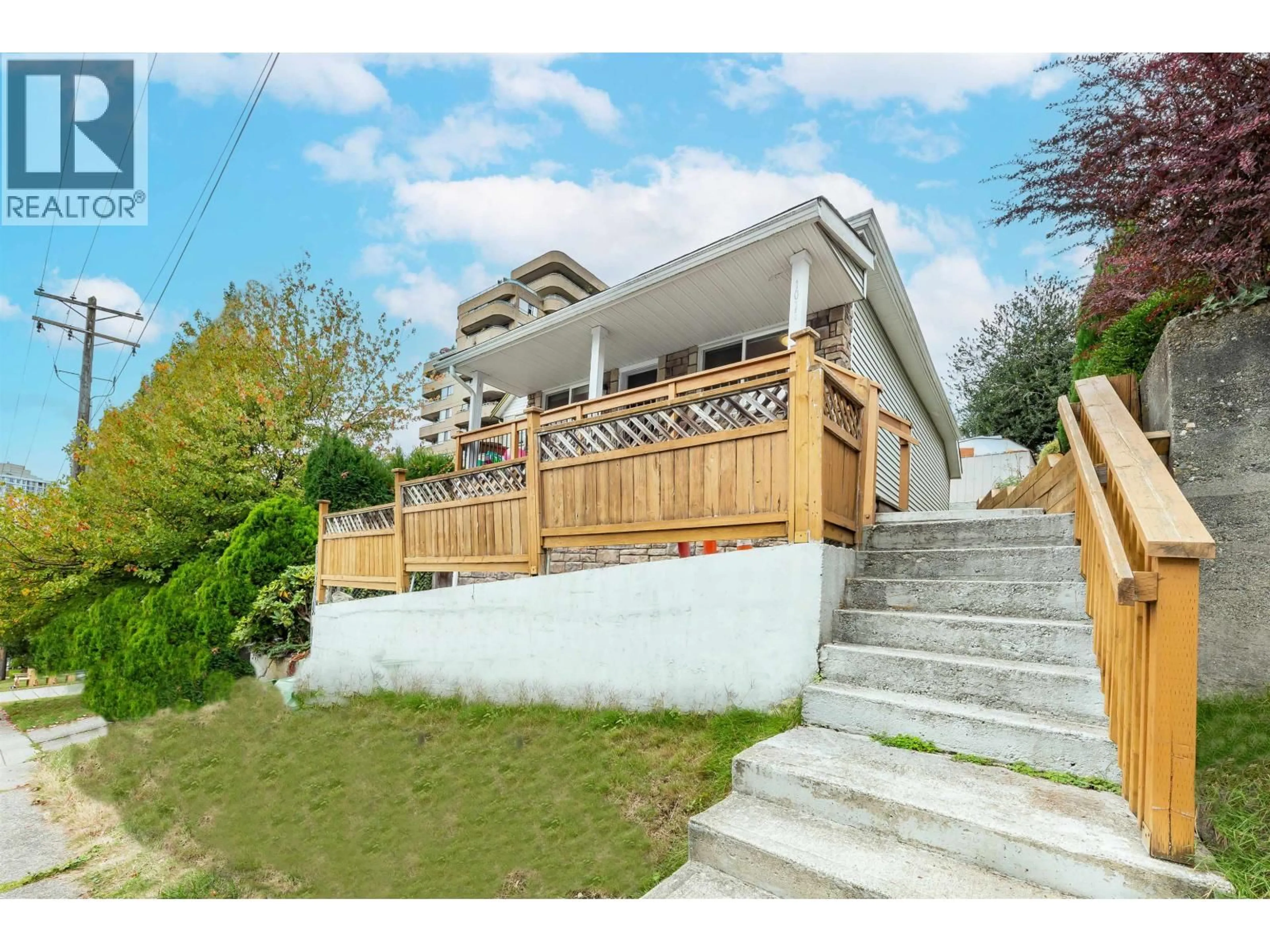 A pic from outside/outdoor area/front of a property/back of a property/a pic from drone, unknown for 1011 AUCKLAND STREET, New Westminster British Columbia V3M1K9