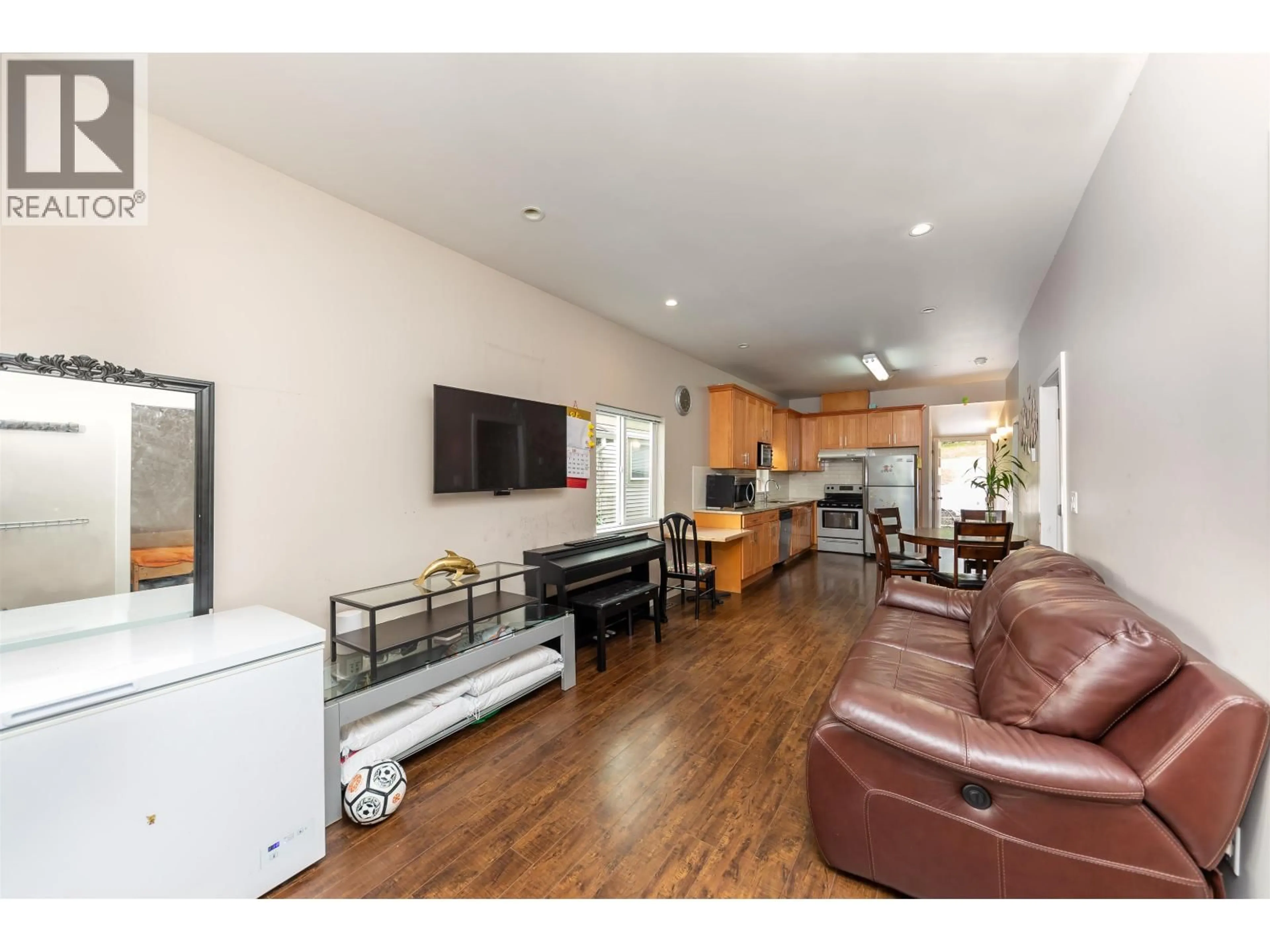Living room with furniture, wood/laminate floor for 1011 AUCKLAND STREET, New Westminster British Columbia V3M1K9